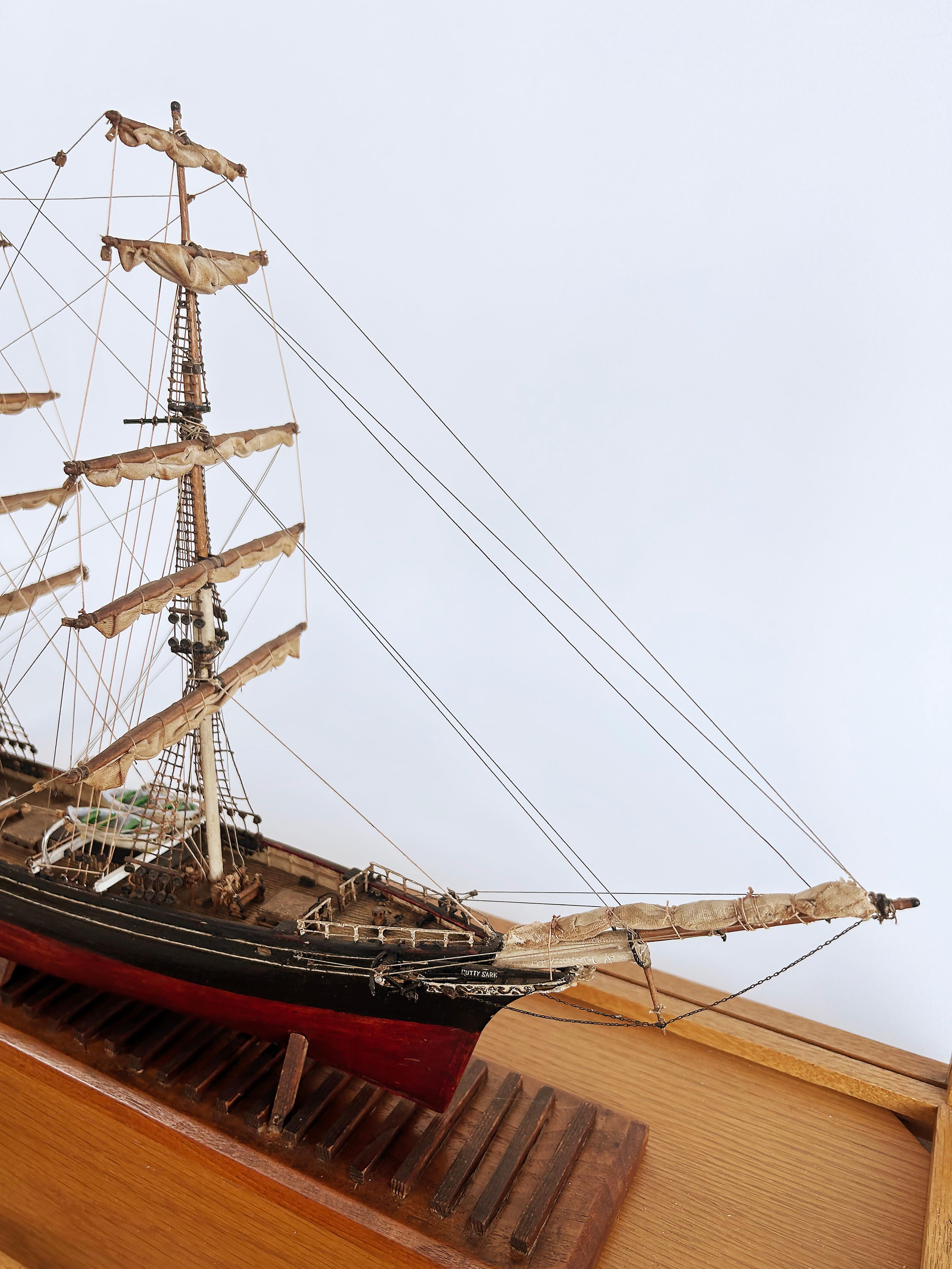 20ième siècle English 1870 Cutty Sark Clipper Hand-Crafted Model Encased in Wood, Glass 1970s en vente