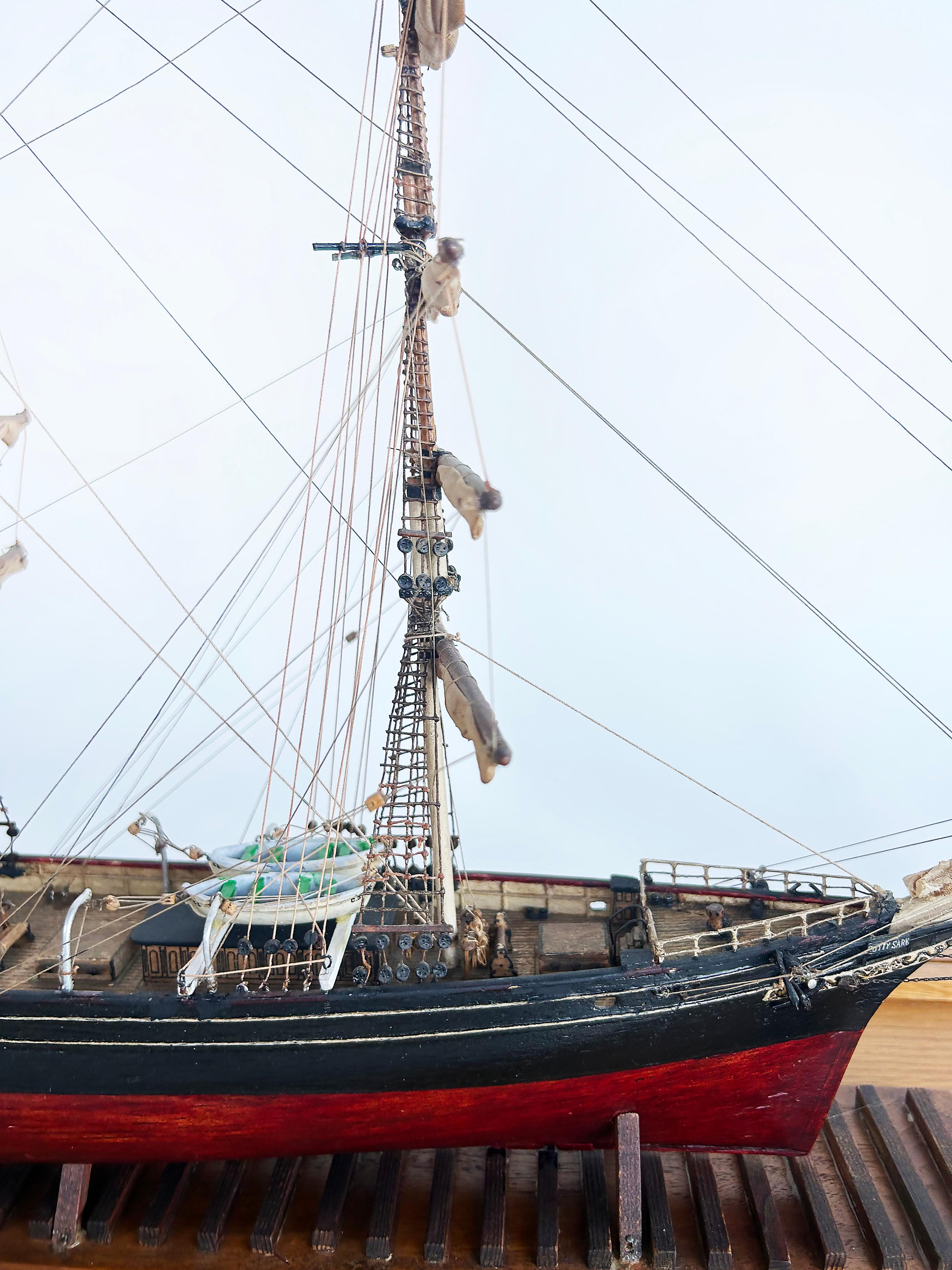 Tissu English 1870 Cutty Sark Clipper Hand-Crafted Model Encased in Wood, Glass 1970s en vente