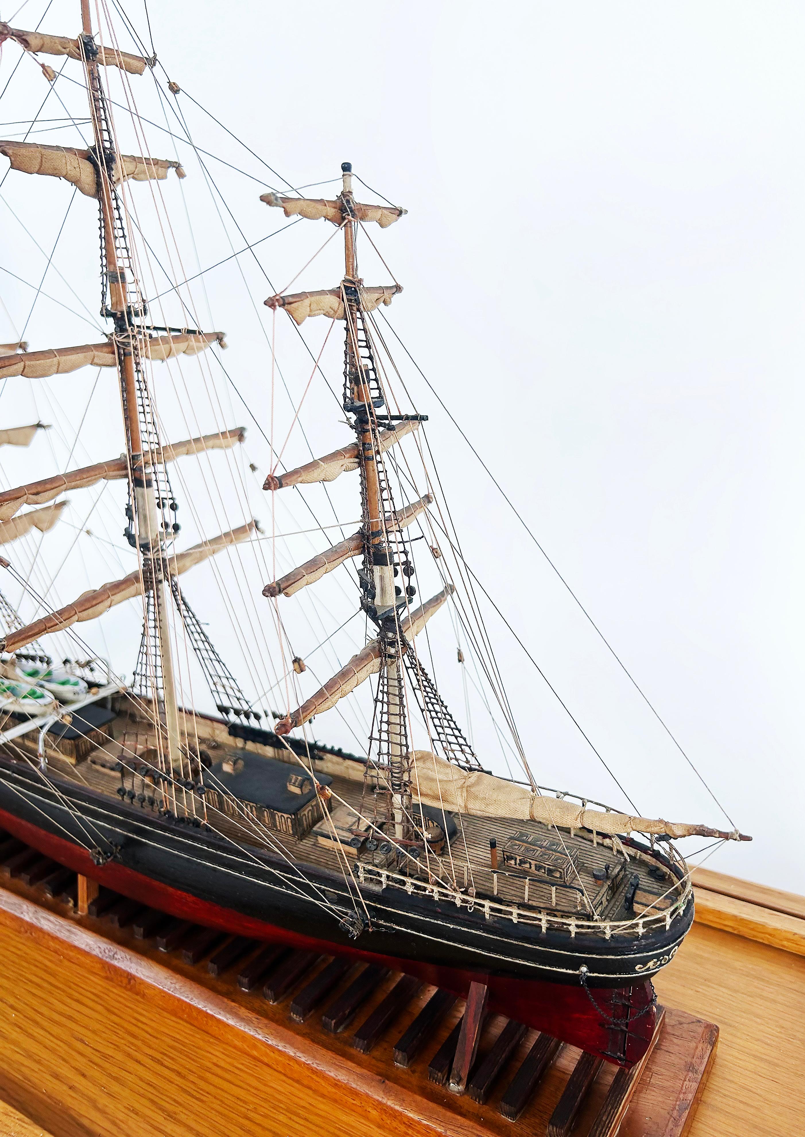 English 1870 Cutty Sark Clipper Hand-Crafted Model Encased in Wood, Glass 1970s en vente 2