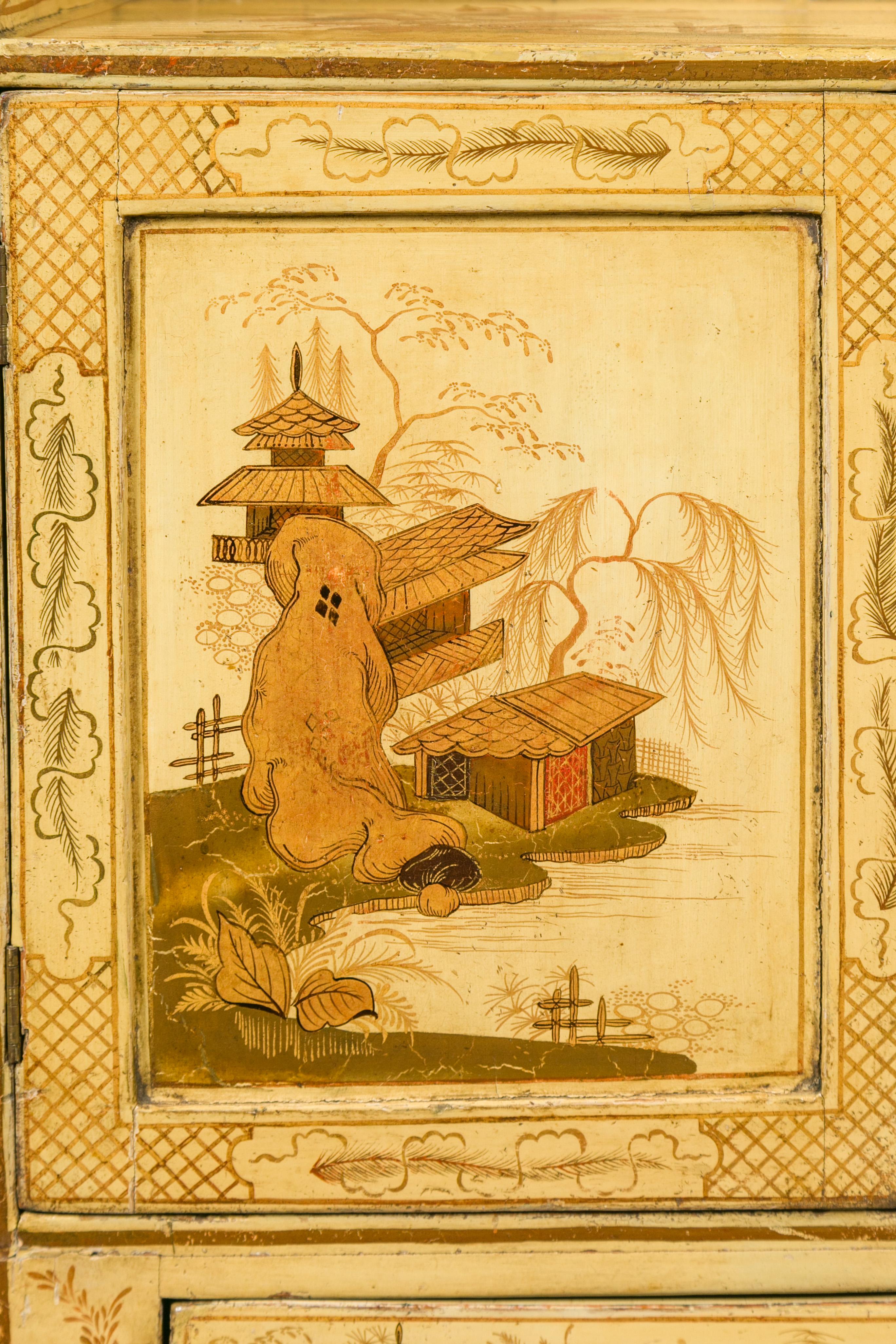 English 1870s Chinoiserie Waterfall Bookcase with Soft Yellow Painted Finish in vendita 2