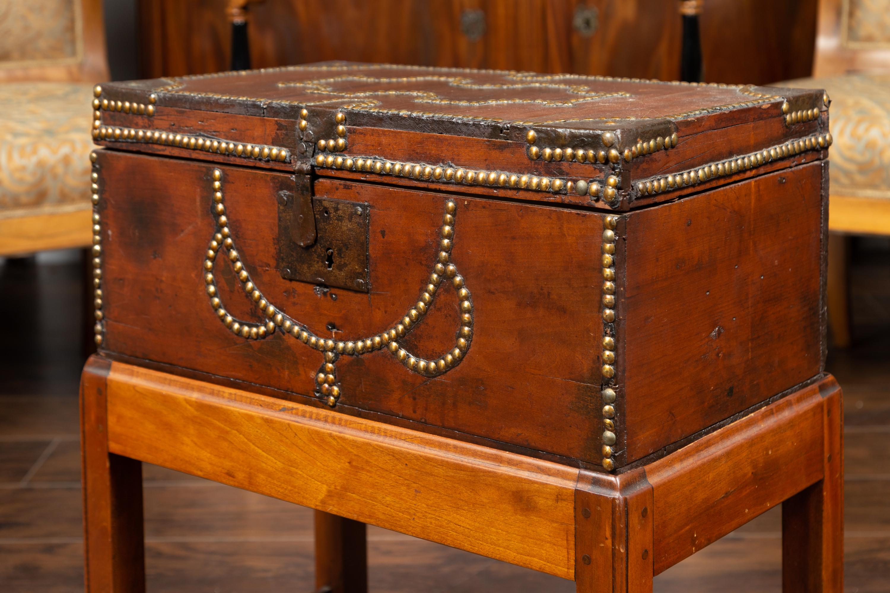 English 1870s Leather Bound Box with Brass Studs, Mounted on Custom Wooden Stand For Sale 5