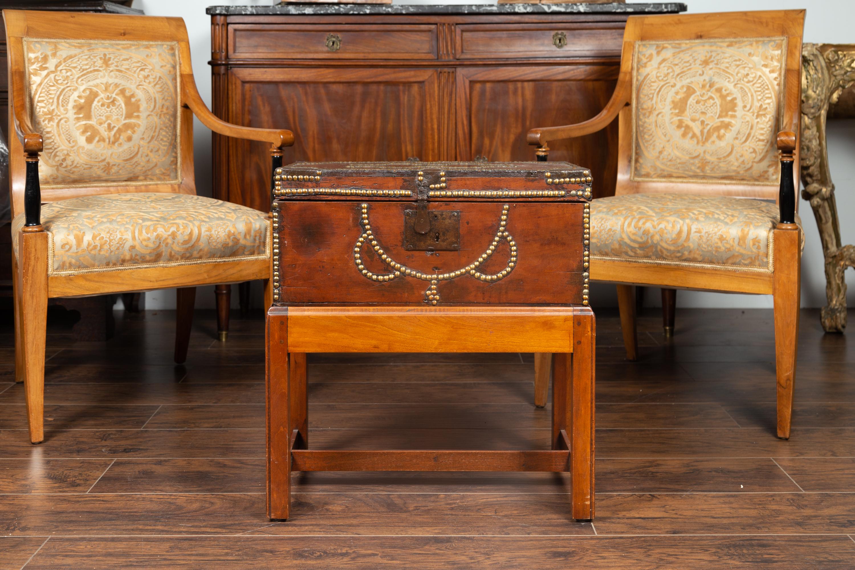 An English leather bound box with brass studs from the late 19th century, raised on custom wooden stand. Born in England during the second half of the 19th century, this exquisite box features a leather over wood structure accented with brass studs