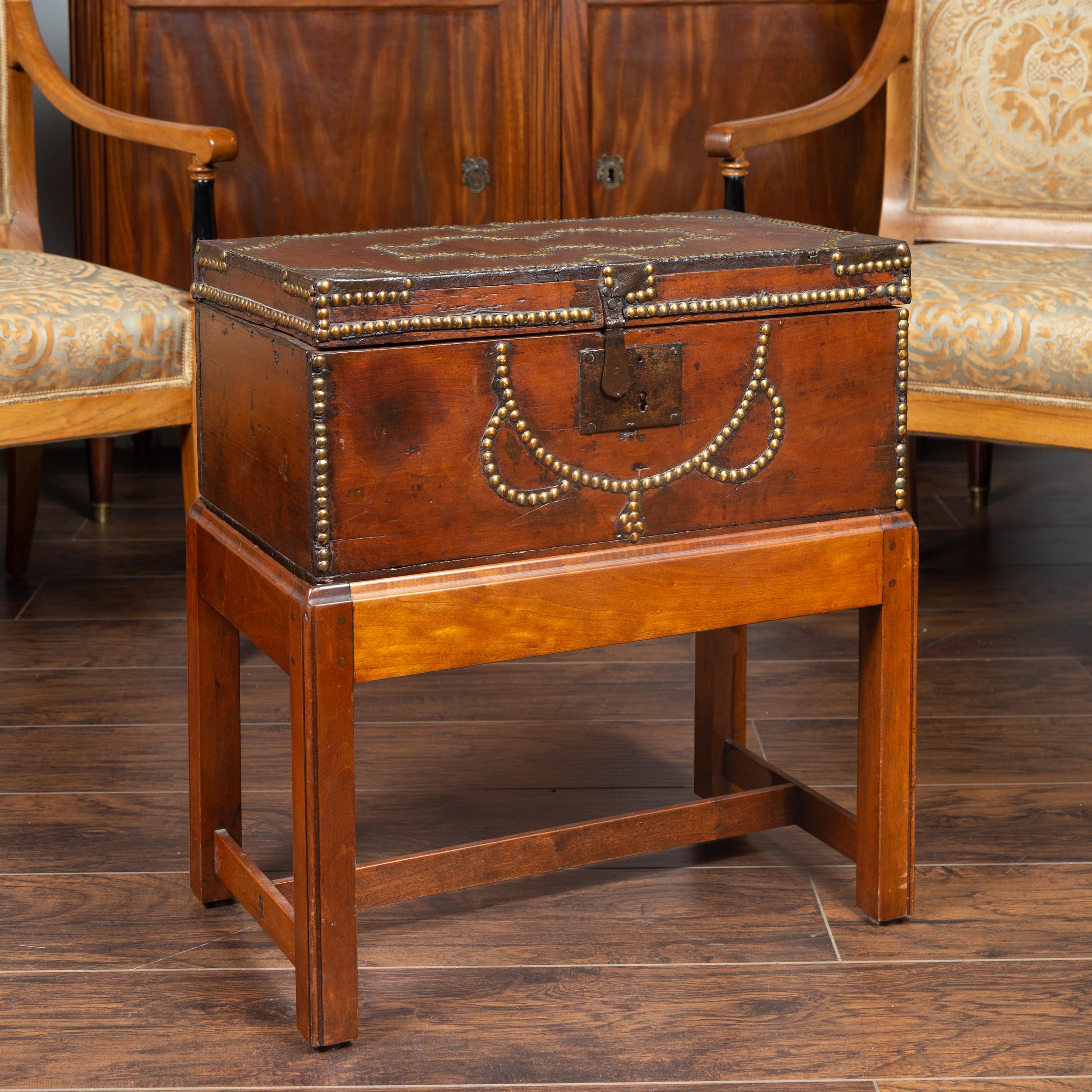 Englische Lederbox aus den 1870er Jahren mit Messingnieten, montiert auf maßgefertigtem Holzständer im Zustand „Gut“ im Angebot in Atlanta, GA