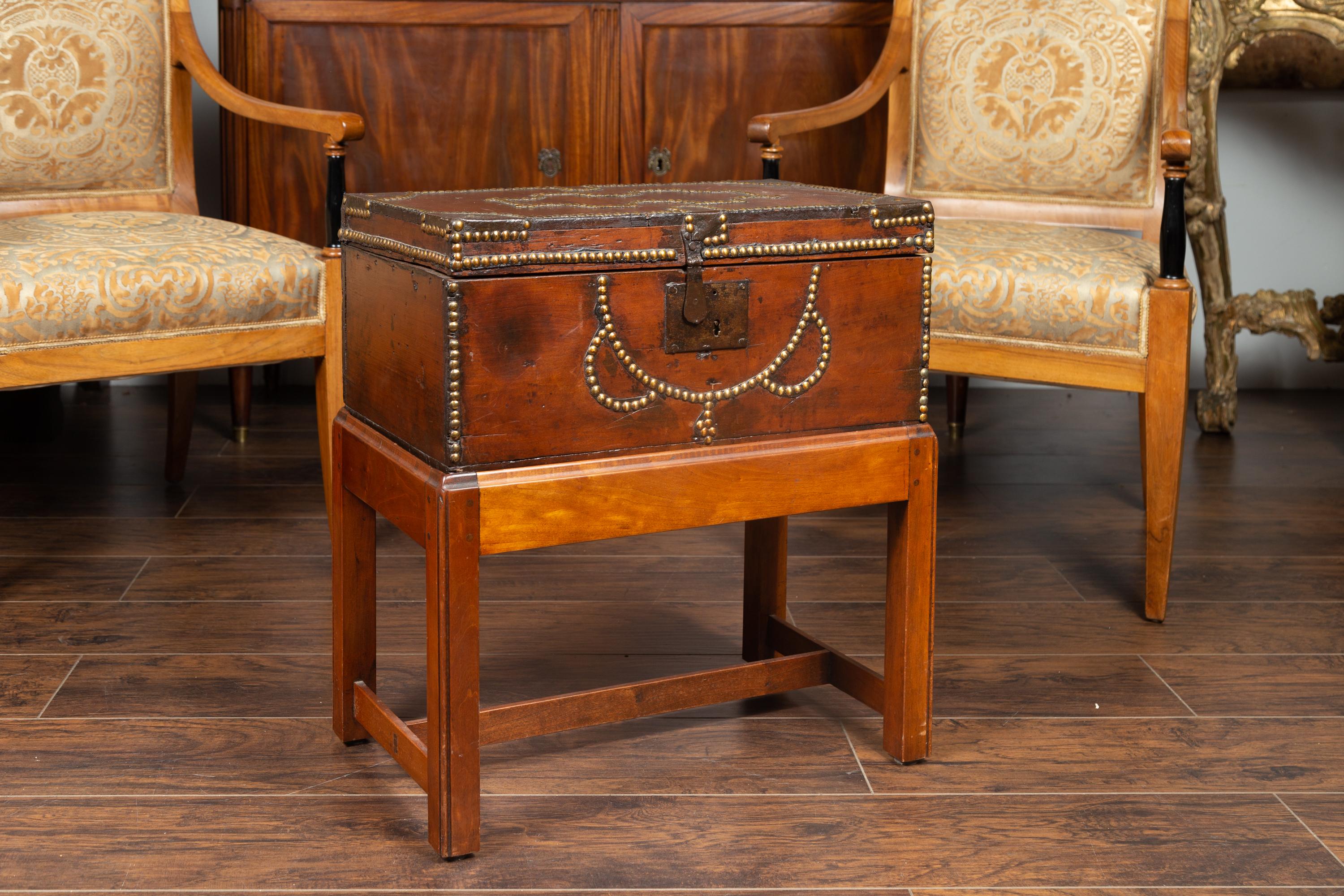 Englische Lederbox aus den 1870er Jahren mit Messingnieten, montiert auf maßgefertigtem Holzständer (19. Jahrhundert) im Angebot