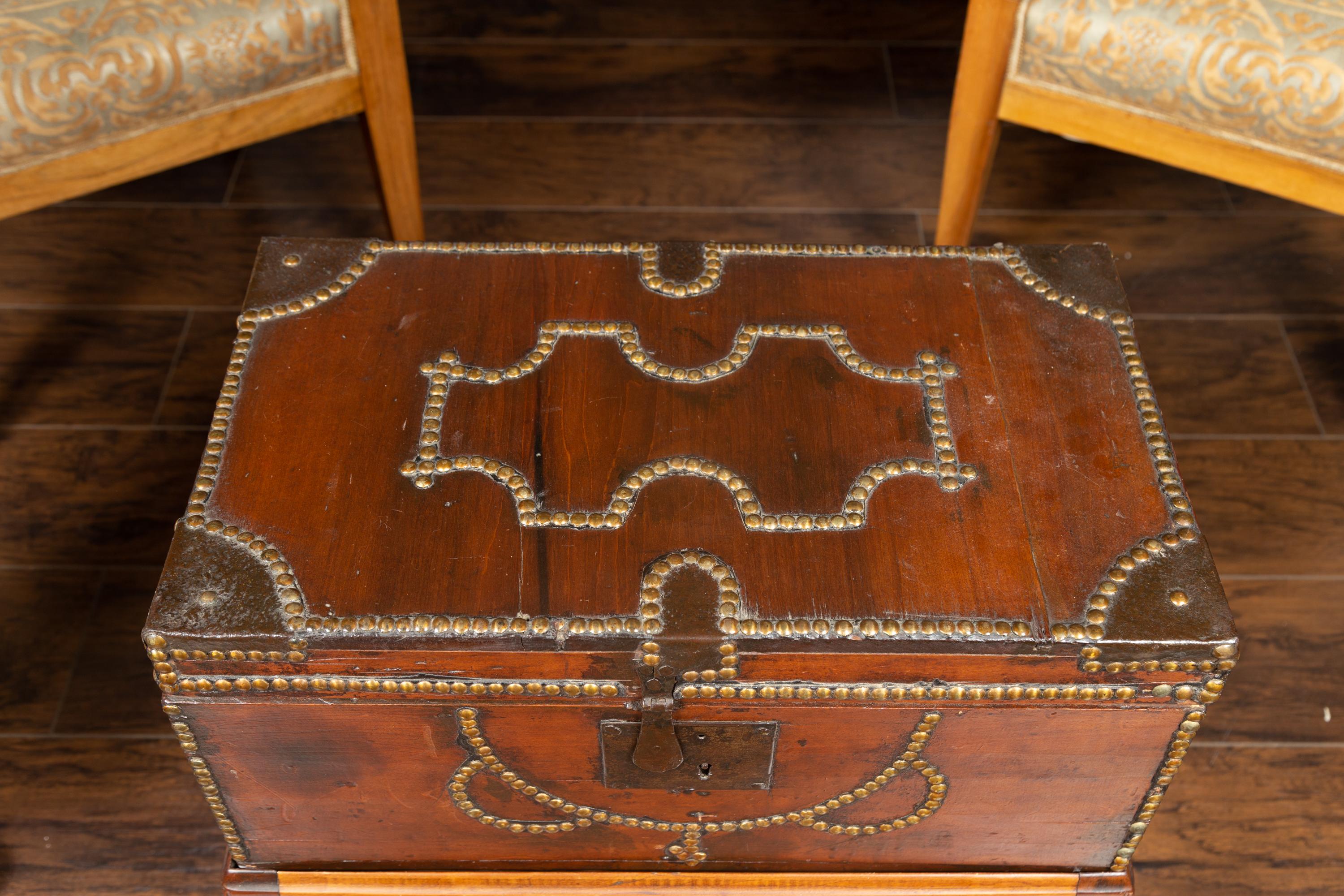 Englische Lederbox aus den 1870er Jahren mit Messingnieten, montiert auf maßgefertigtem Holzständer im Angebot 2