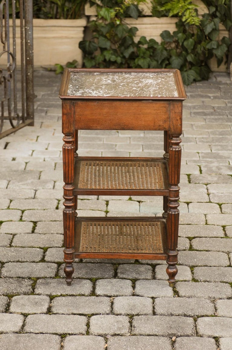 English 1870s Mahogany Étagère with Cane Shelves, Marble Top and Reeded Legs 6