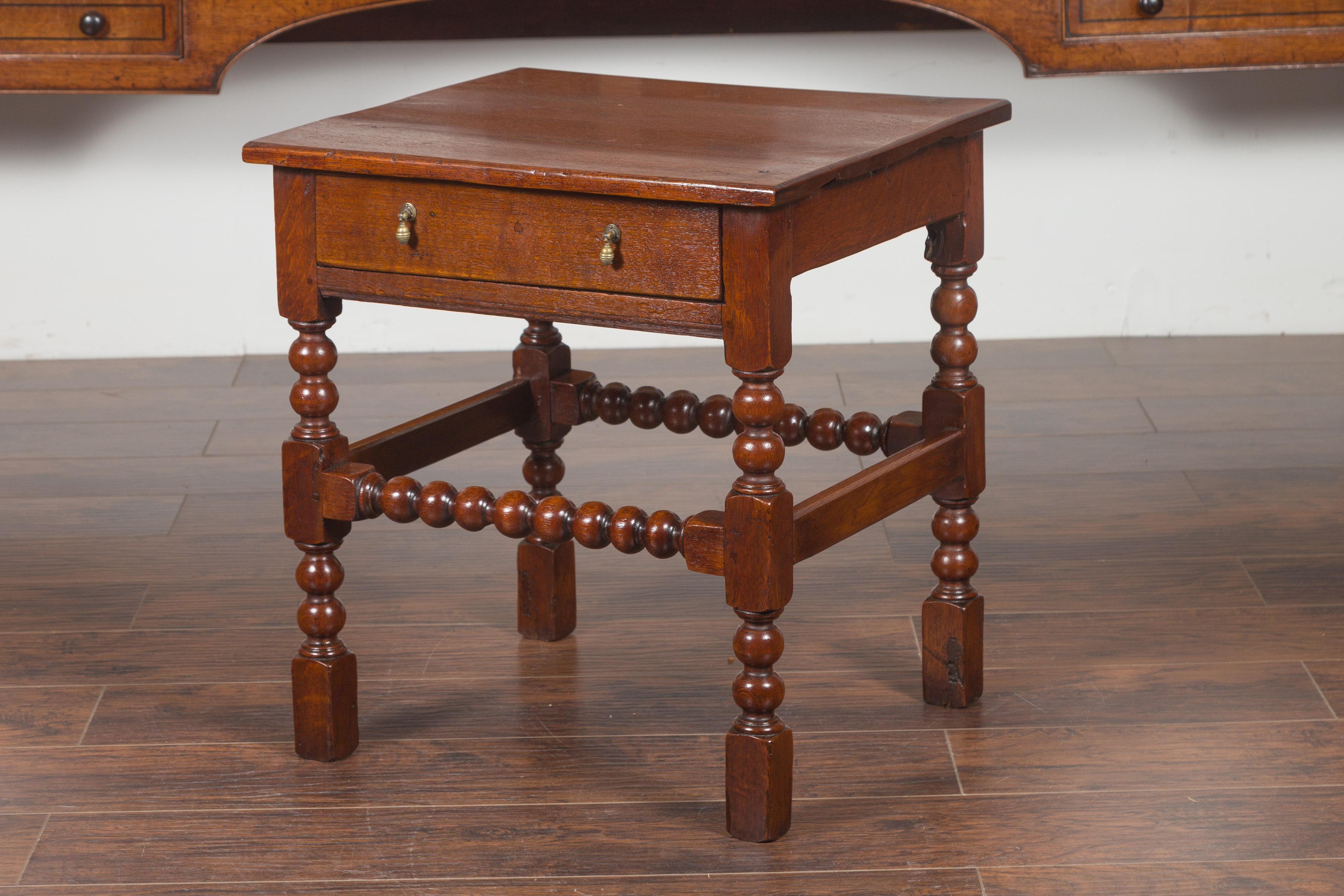 Tourné Table d'appoint anglaise des années 1870 avec tiroir simple et brancards en vente