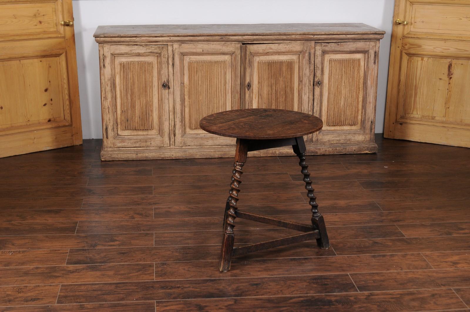 English 1870s Oak Cricket Table with Barley Twist Legs and Side Stretchers 5