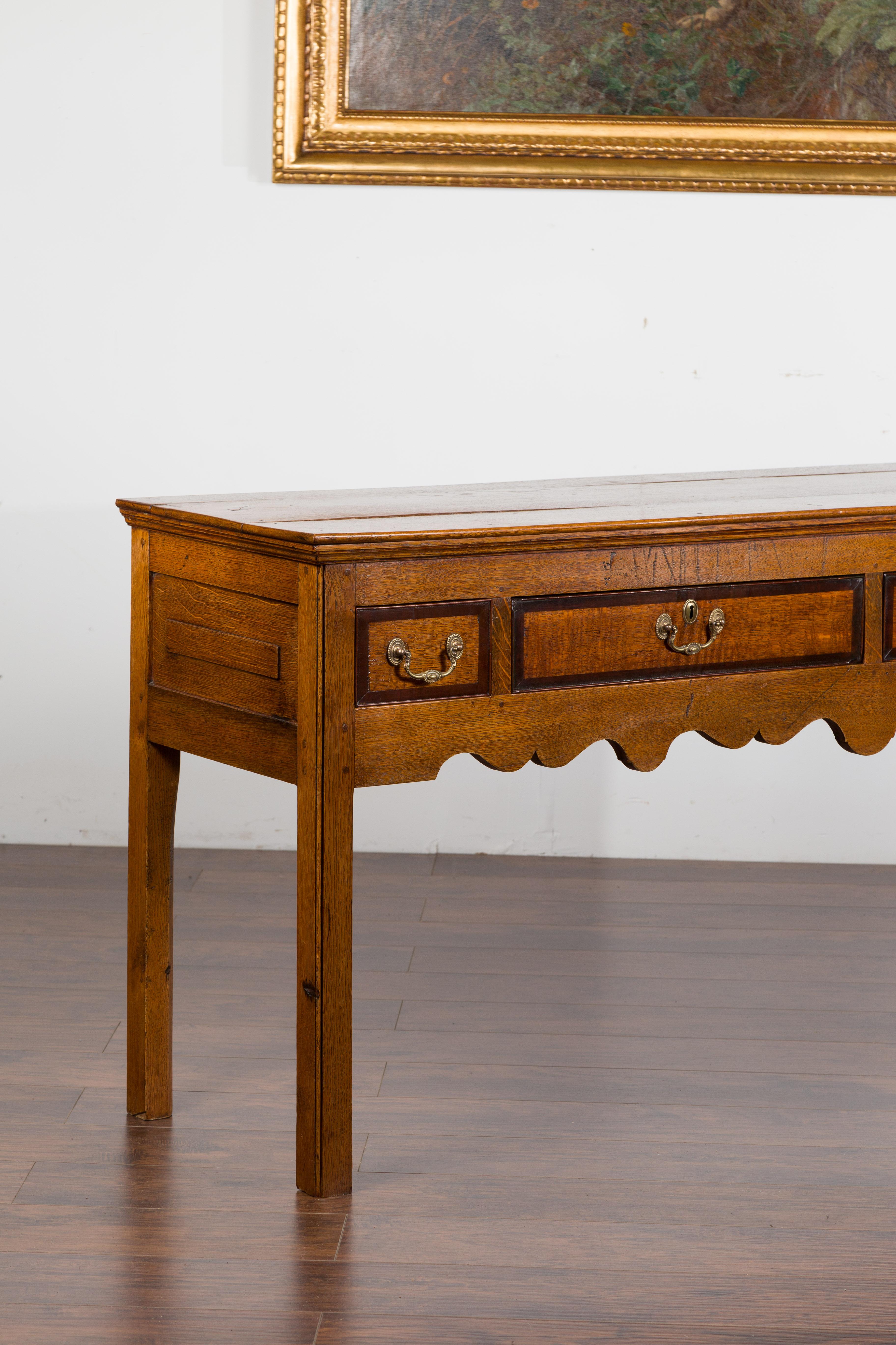 English 1870s Oak Dresser Base with Two-Toned Drawers and Scalloped Apron 6