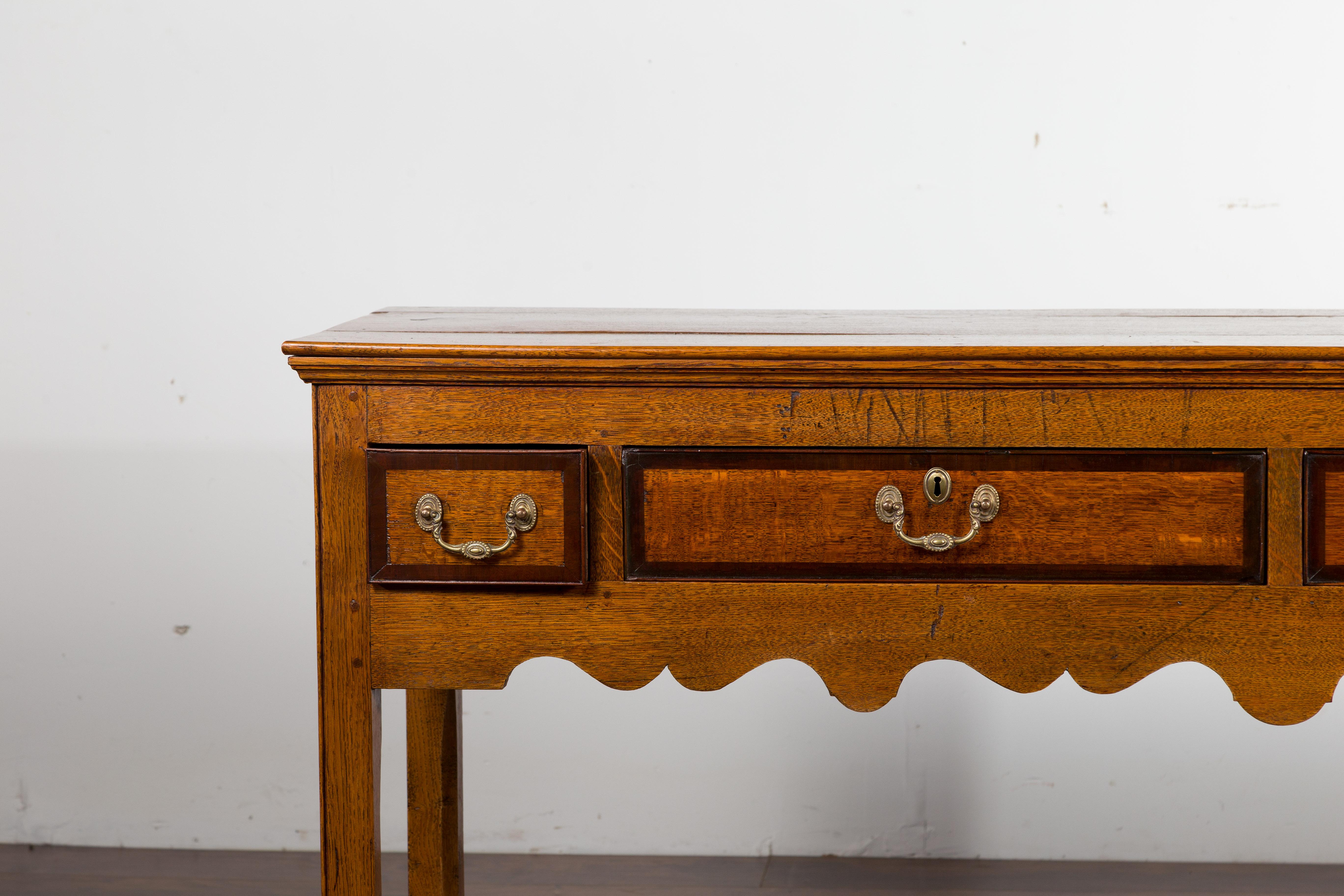 English 1870s Oak Dresser Base with Two-Toned Drawers and Scalloped Apron In Good Condition In Atlanta, GA