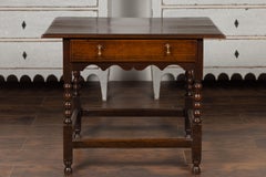 English 1870s Oak Side Table with Single Drawer, Turned Legs and Carved Apron