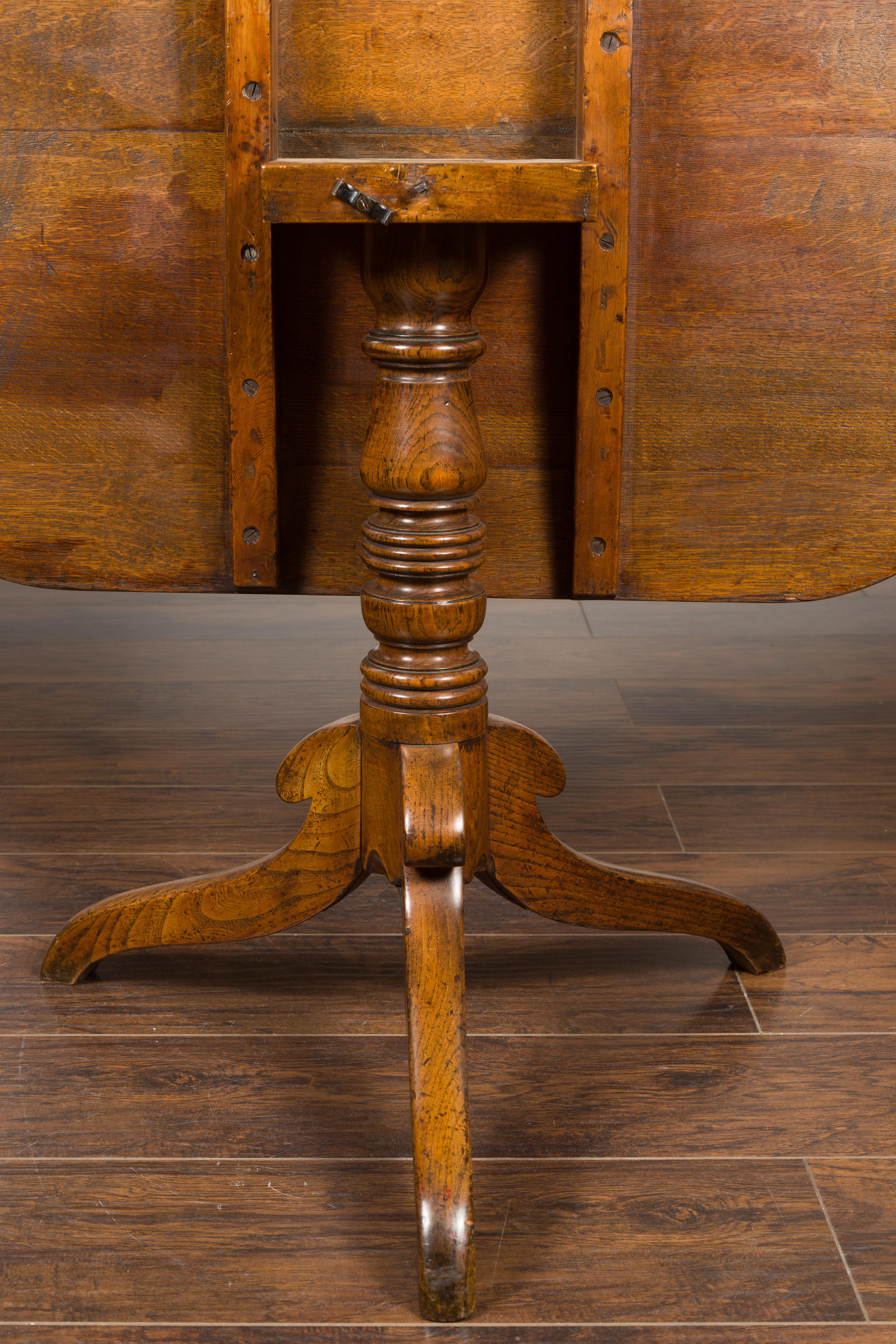 English 1870s Oak Tilt-Top Table with Turned Pedestal and Tripod Scrolling Feet In Good Condition For Sale In Atlanta, GA