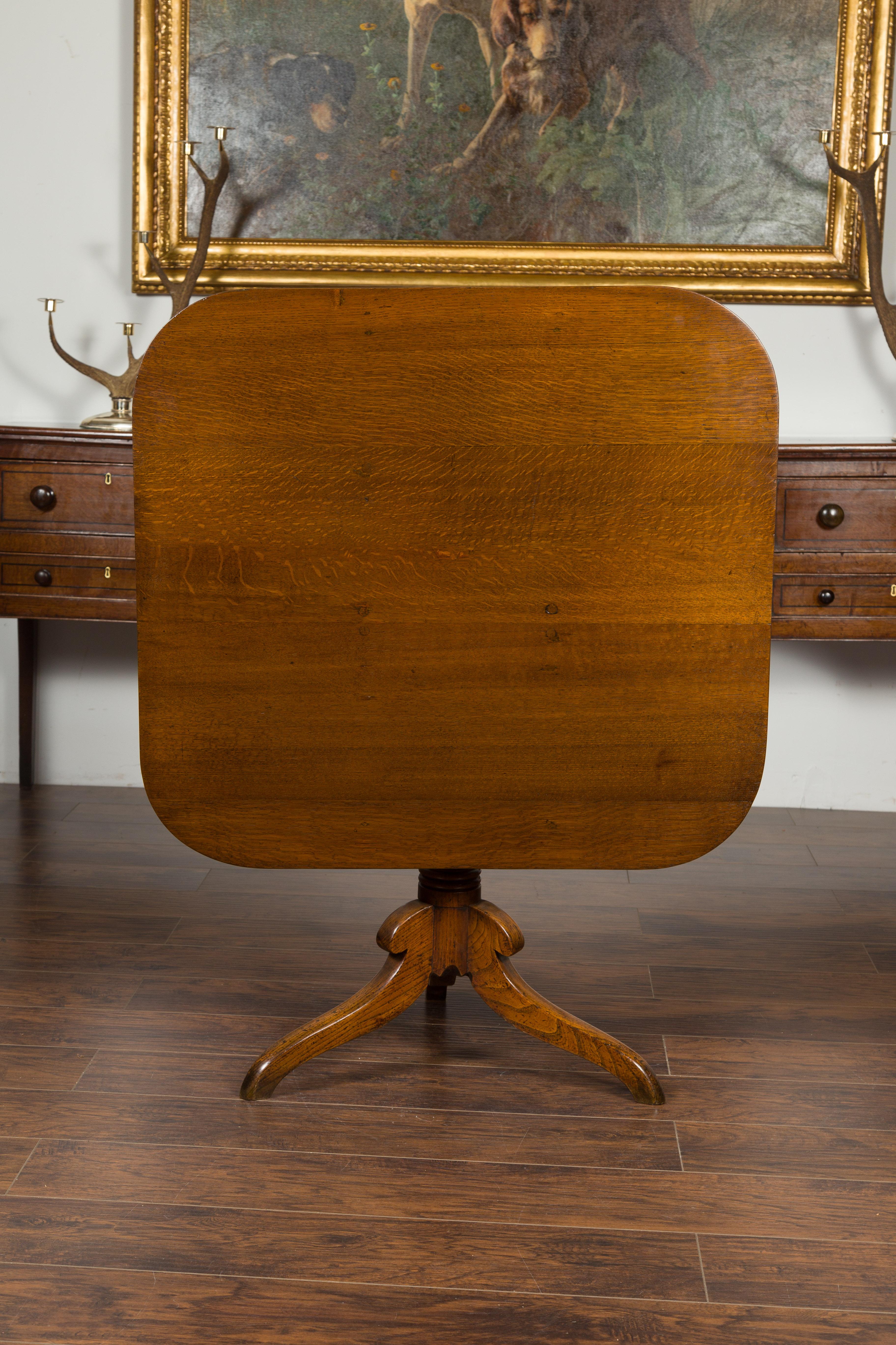 English 1870s Oak Tilt-Top Table with Turned Pedestal and Tripod Scrolling Feet For Sale 1