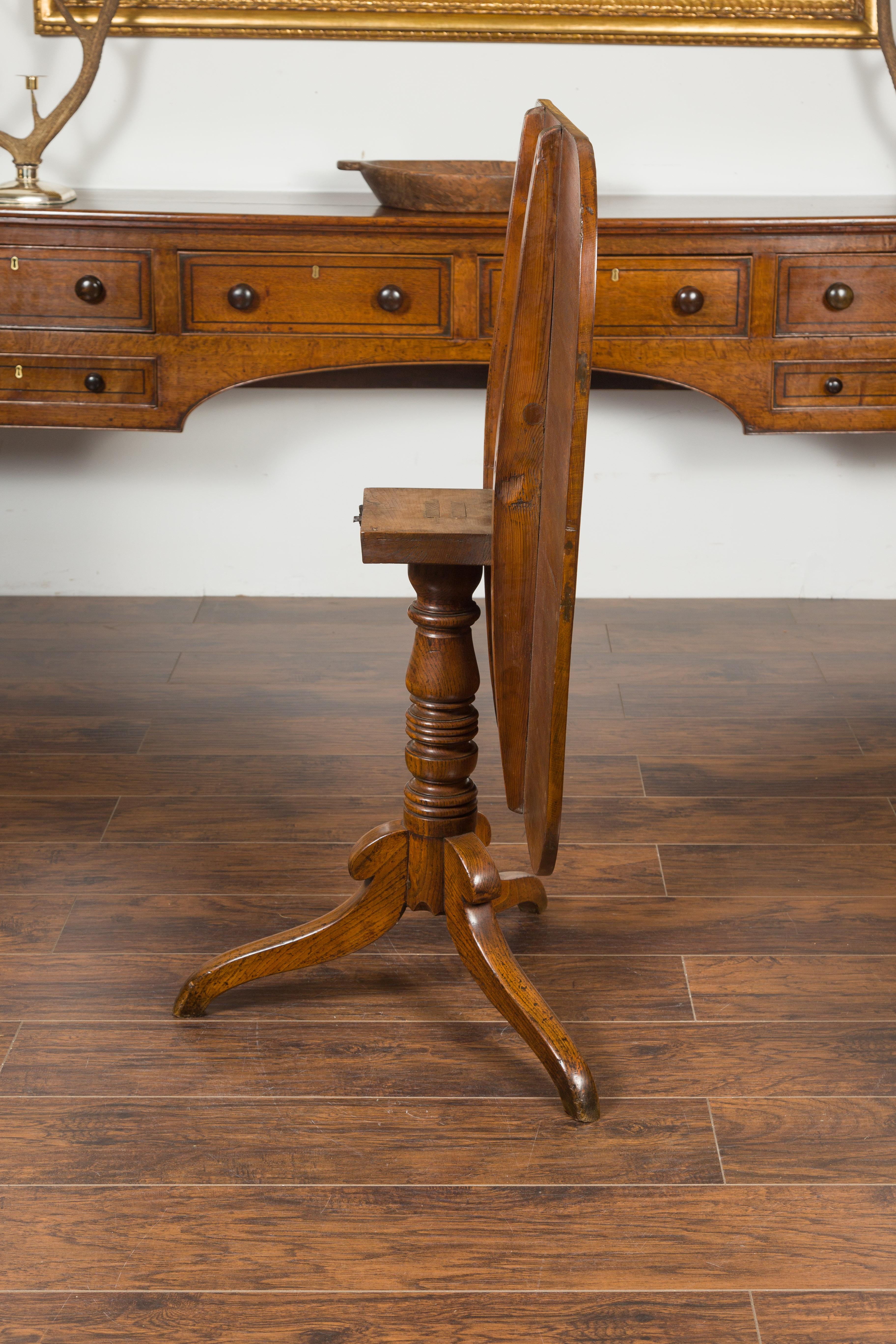 English 1870s Oak Tilt-Top Table with Turned Pedestal and Tripod Scrolling Feet For Sale 2