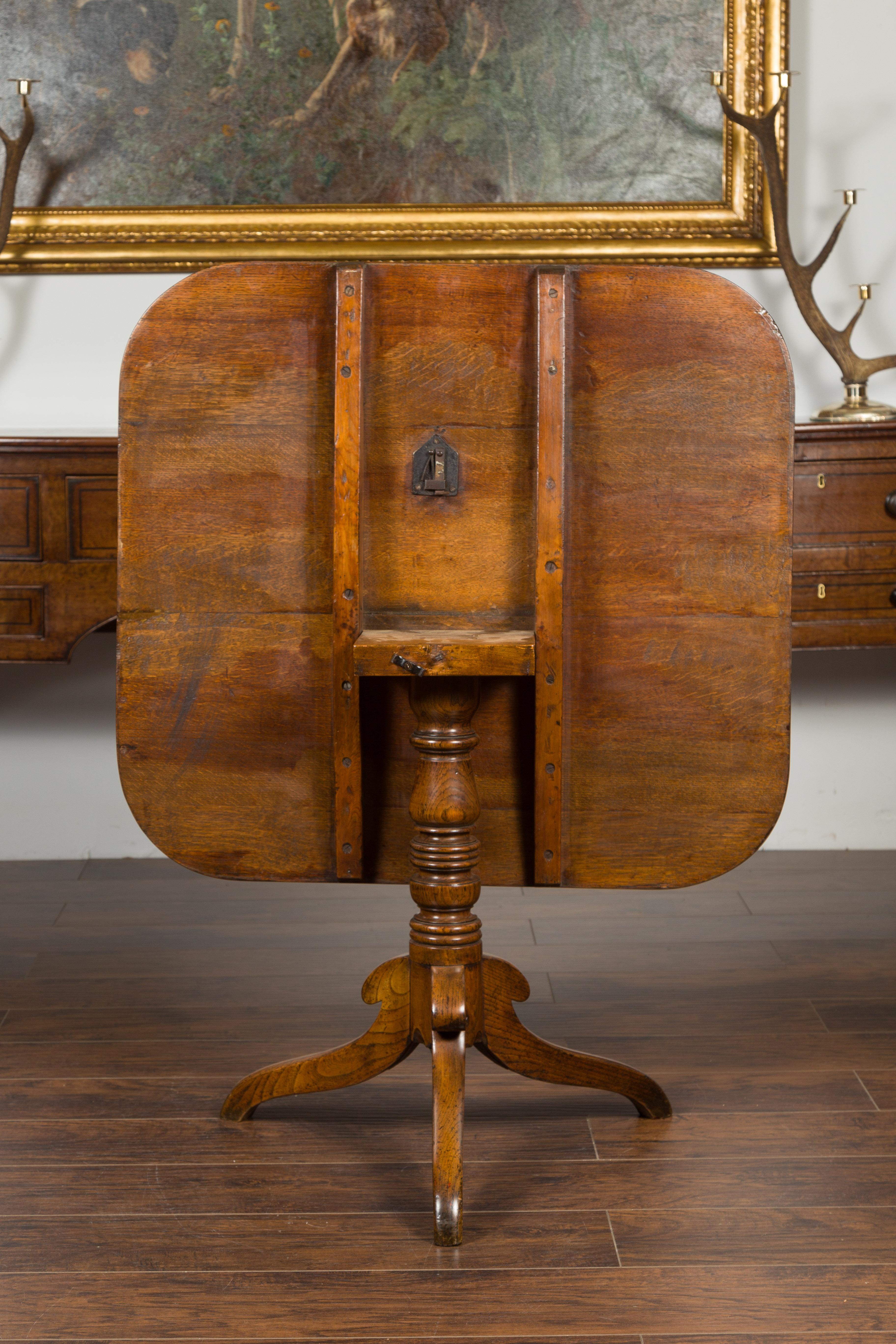 English 1870s Oak Tilt-Top Table with Turned Pedestal and Tripod Scrolling Feet For Sale 4