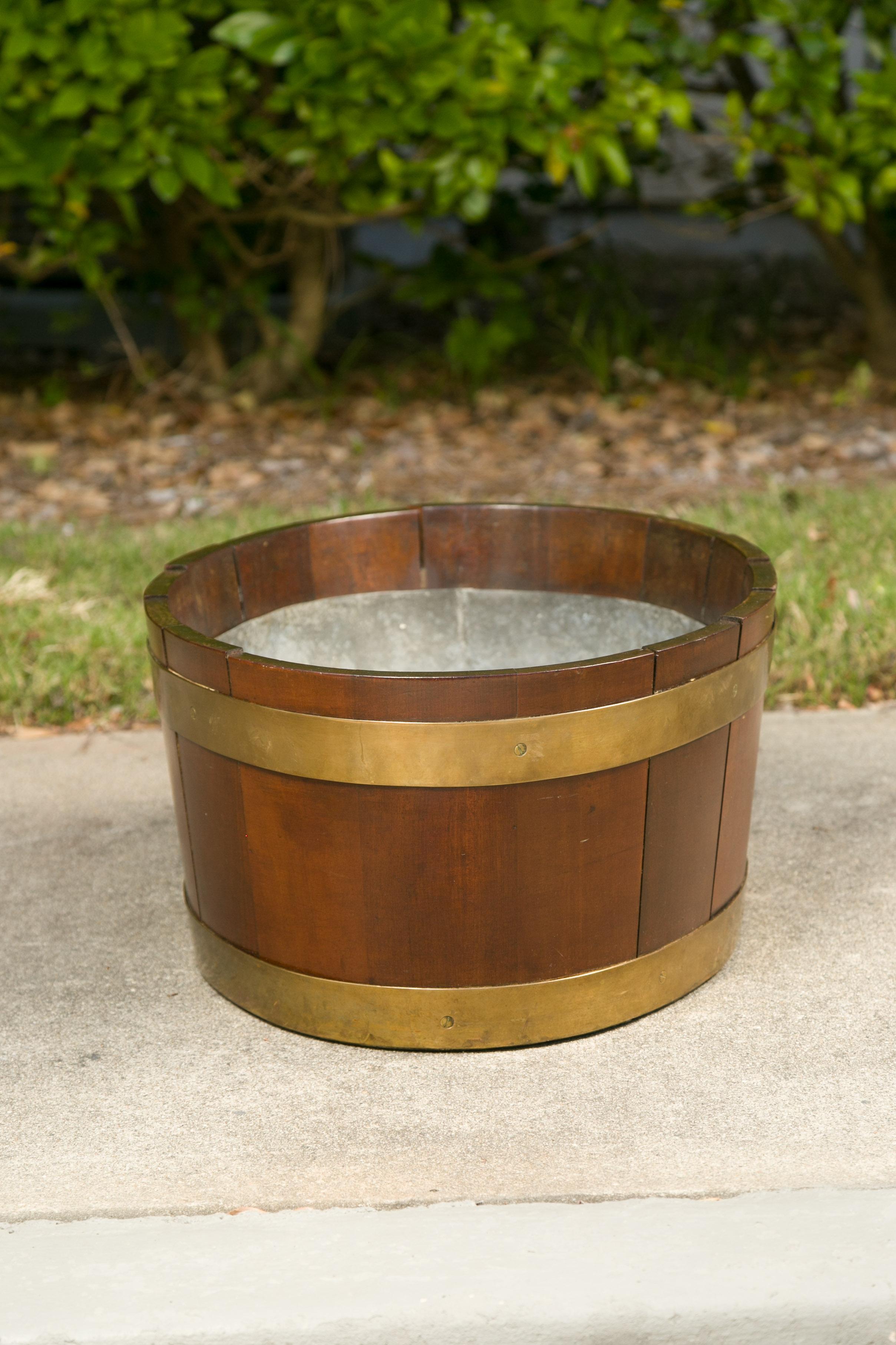 English 1870s Oval Oak Planter or Wine Cooler with Brass Braces and Liner For Sale 3