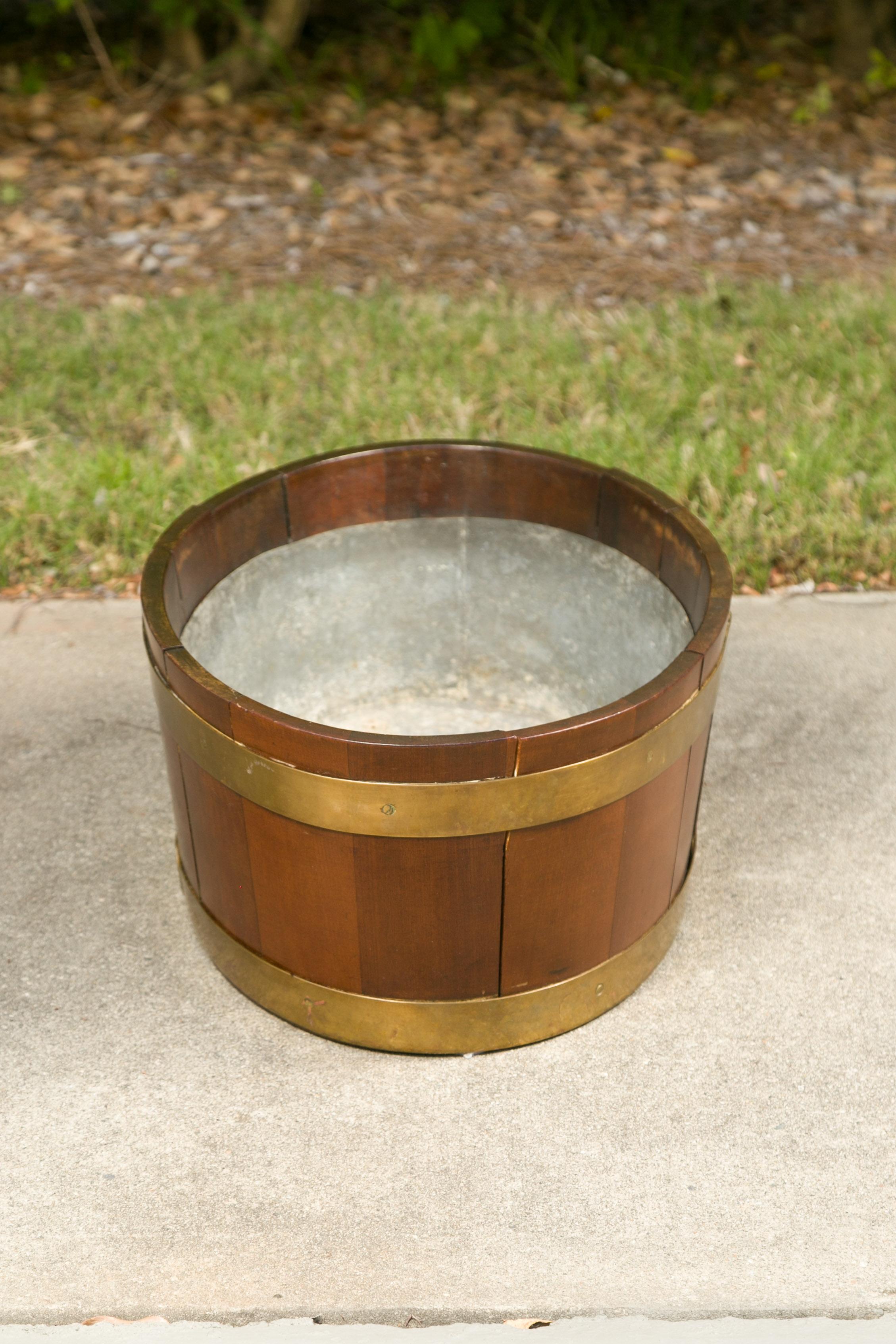 English 1870s Oval Oak Planter or Wine Cooler with Brass Braces and Liner For Sale 5