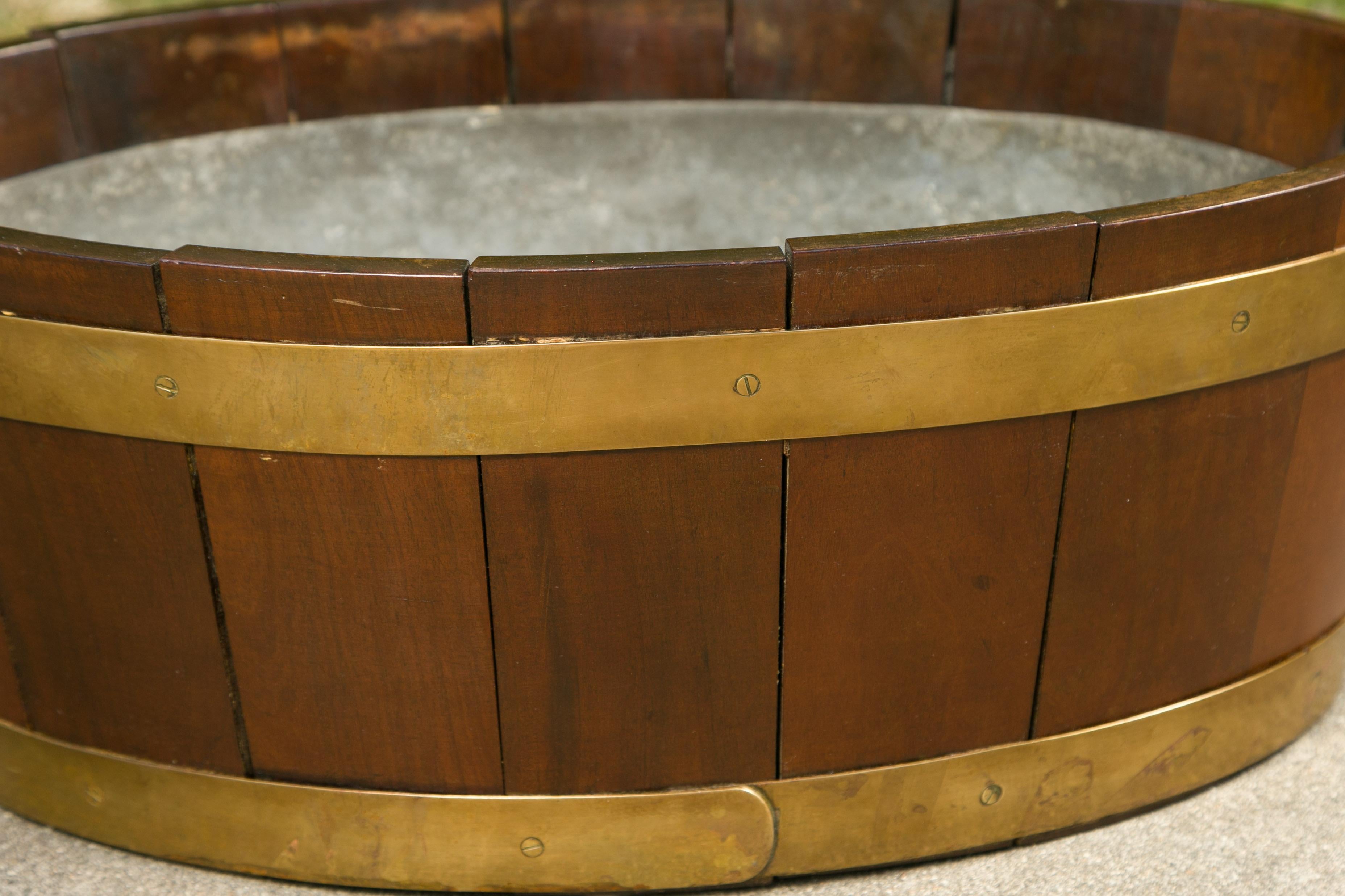 English 1870s Oval Oak Planter or Wine Cooler with Brass Braces and Liner In Good Condition For Sale In Atlanta, GA