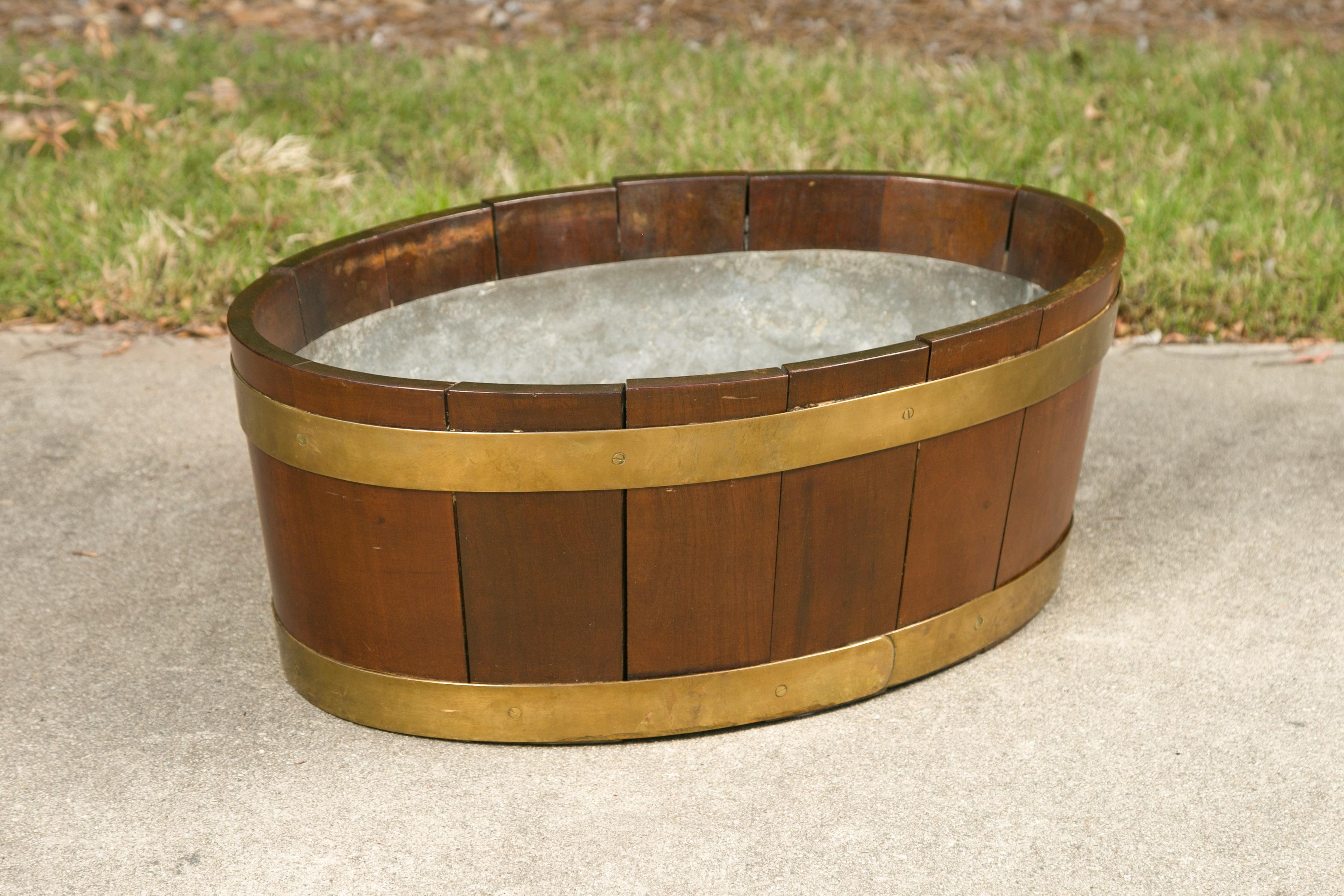 English 1870s Oval Oak Planter or Wine Cooler with Brass Braces and Liner For Sale 1