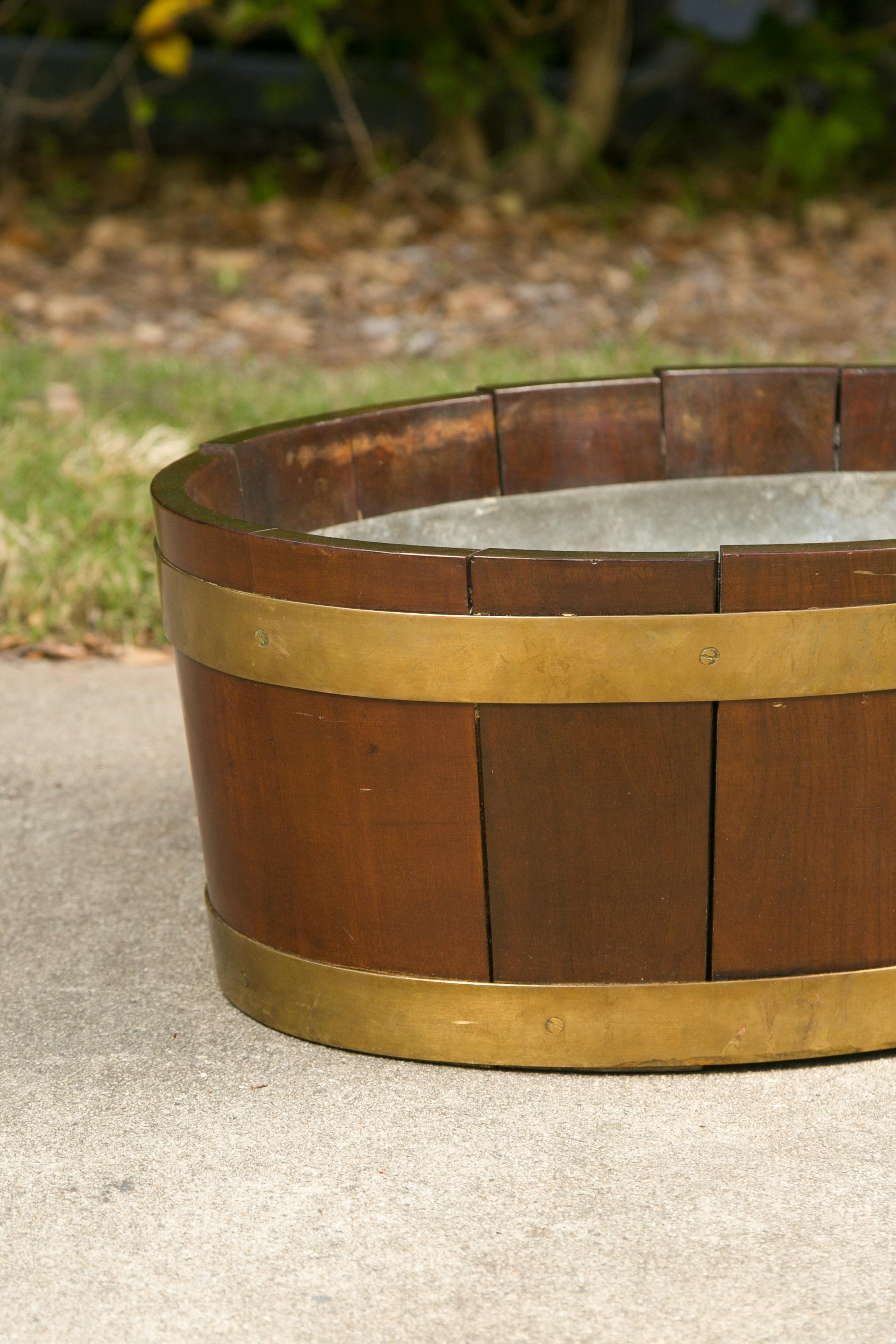 English 1870s Oval Oak Planter or Wine Cooler with Brass Braces and Liner For Sale 2