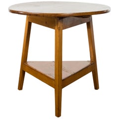 English 1870s Pine Cricket Table with Circular Top and Triangular Shelf