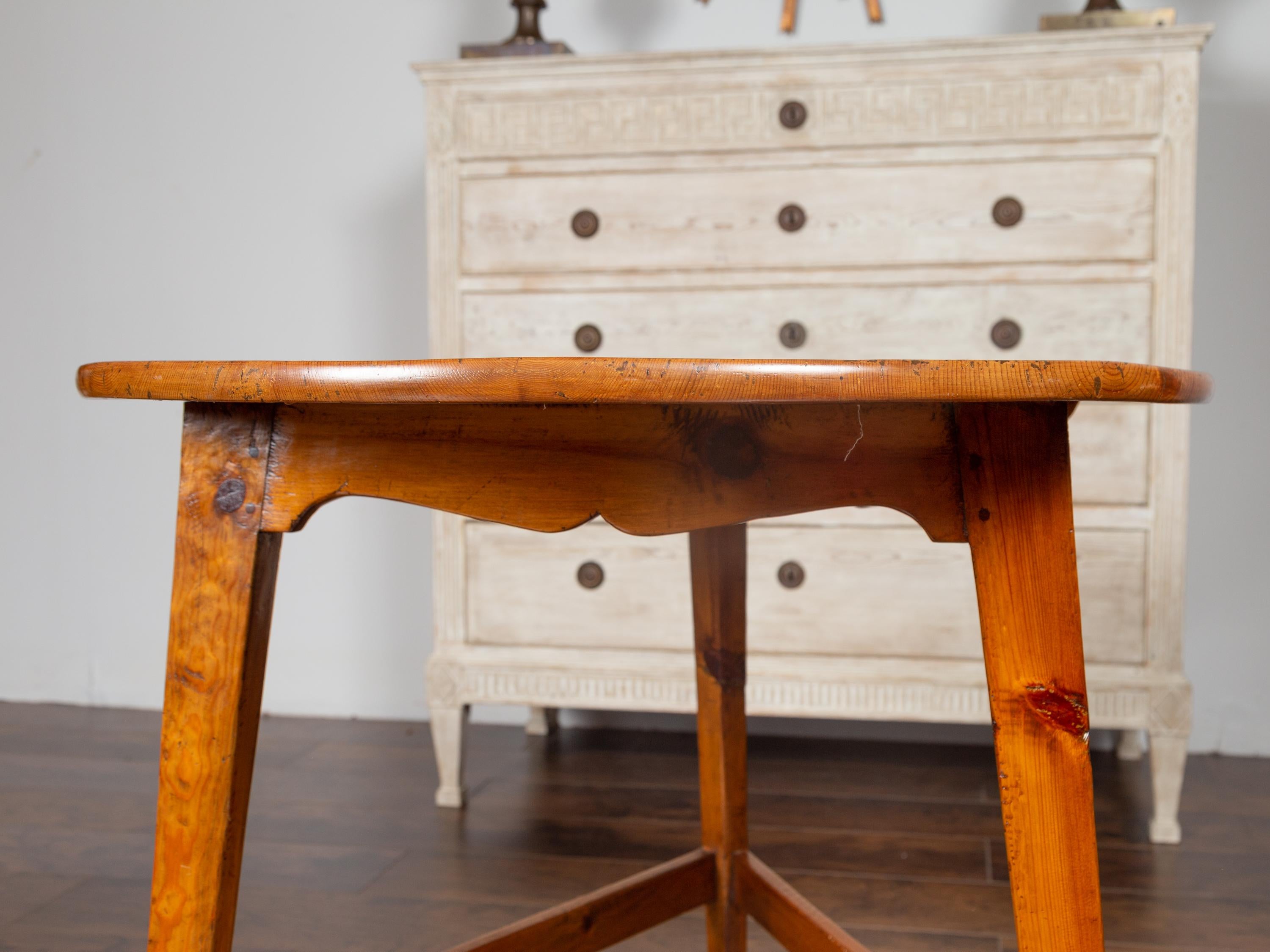English 1870s Pine Cricket Table with Scalloped Apron and Side Stretchers 2