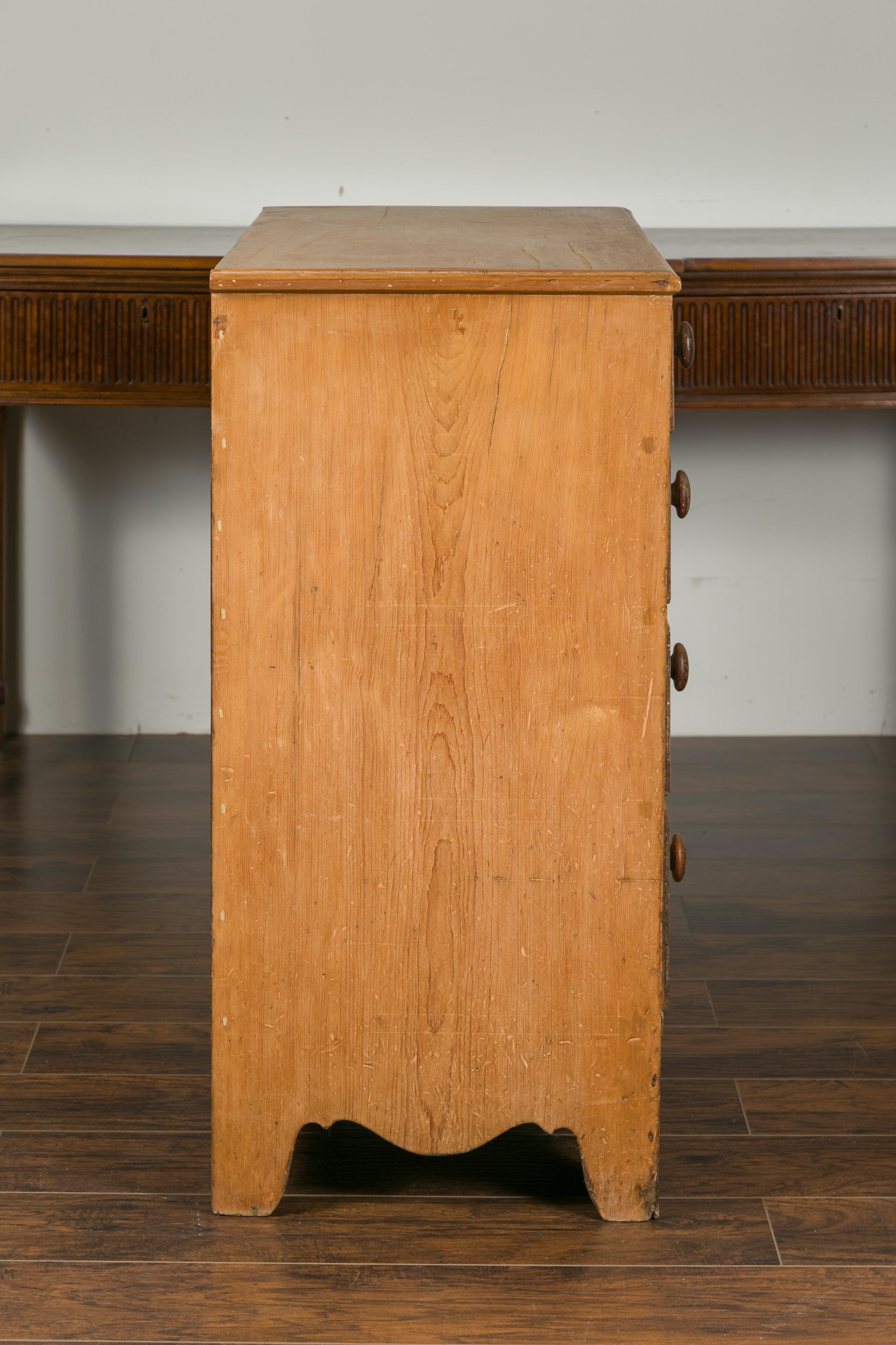 English 1870s Pine Five-Drawer Chest with Valanced Apron and Wooden Pulls 7