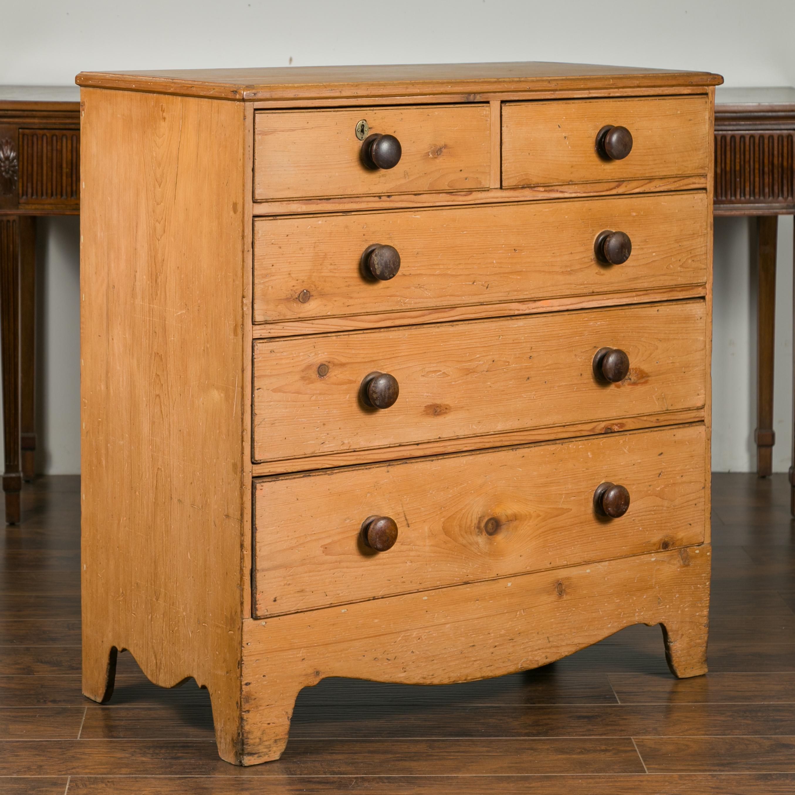 English 1870s Pine Five-Drawer Chest with Valanced Apron and Wooden Pulls In Good Condition In Atlanta, GA