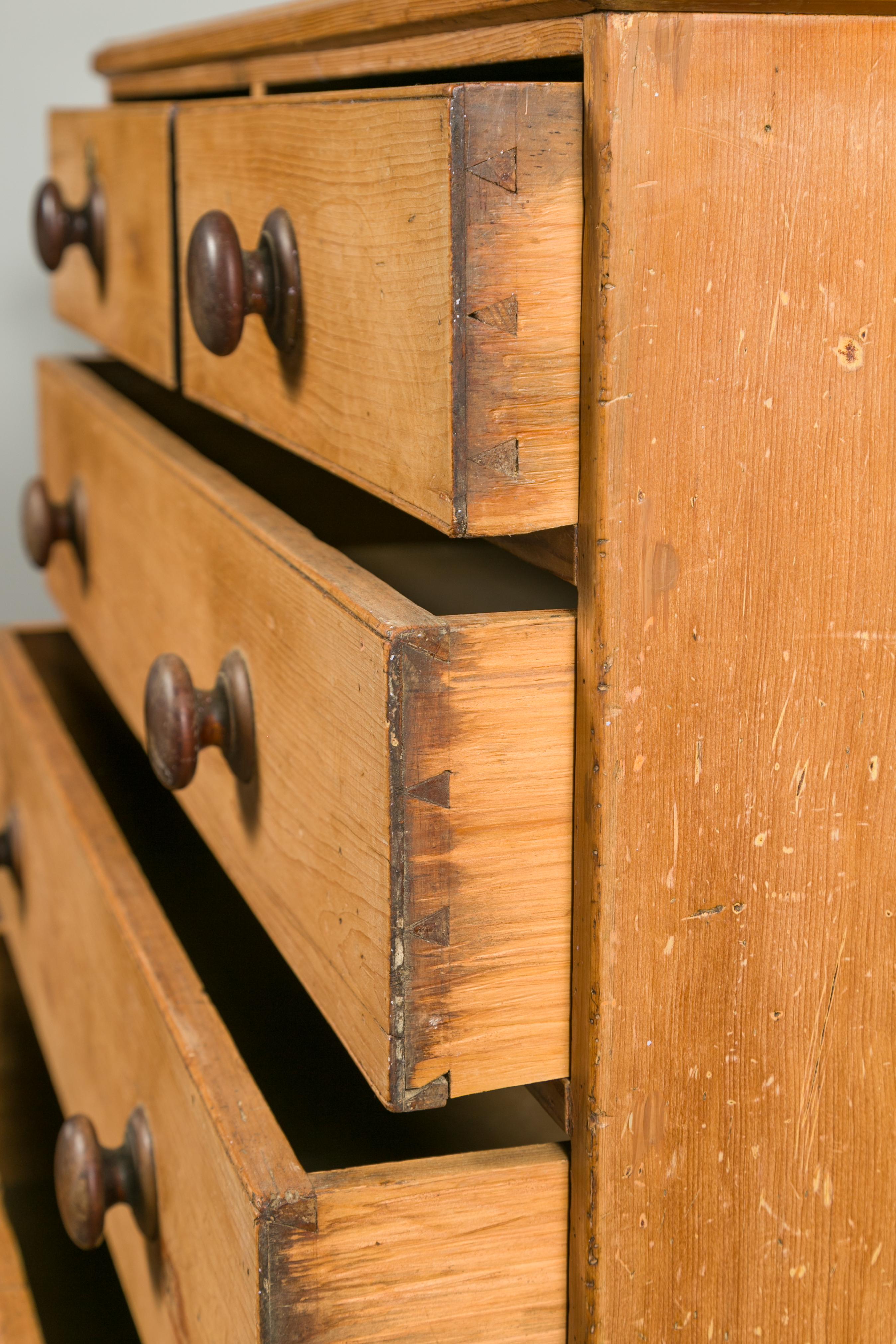 19th Century English 1870s Pine Five-Drawer Chest with Valanced Apron and Wooden Pulls