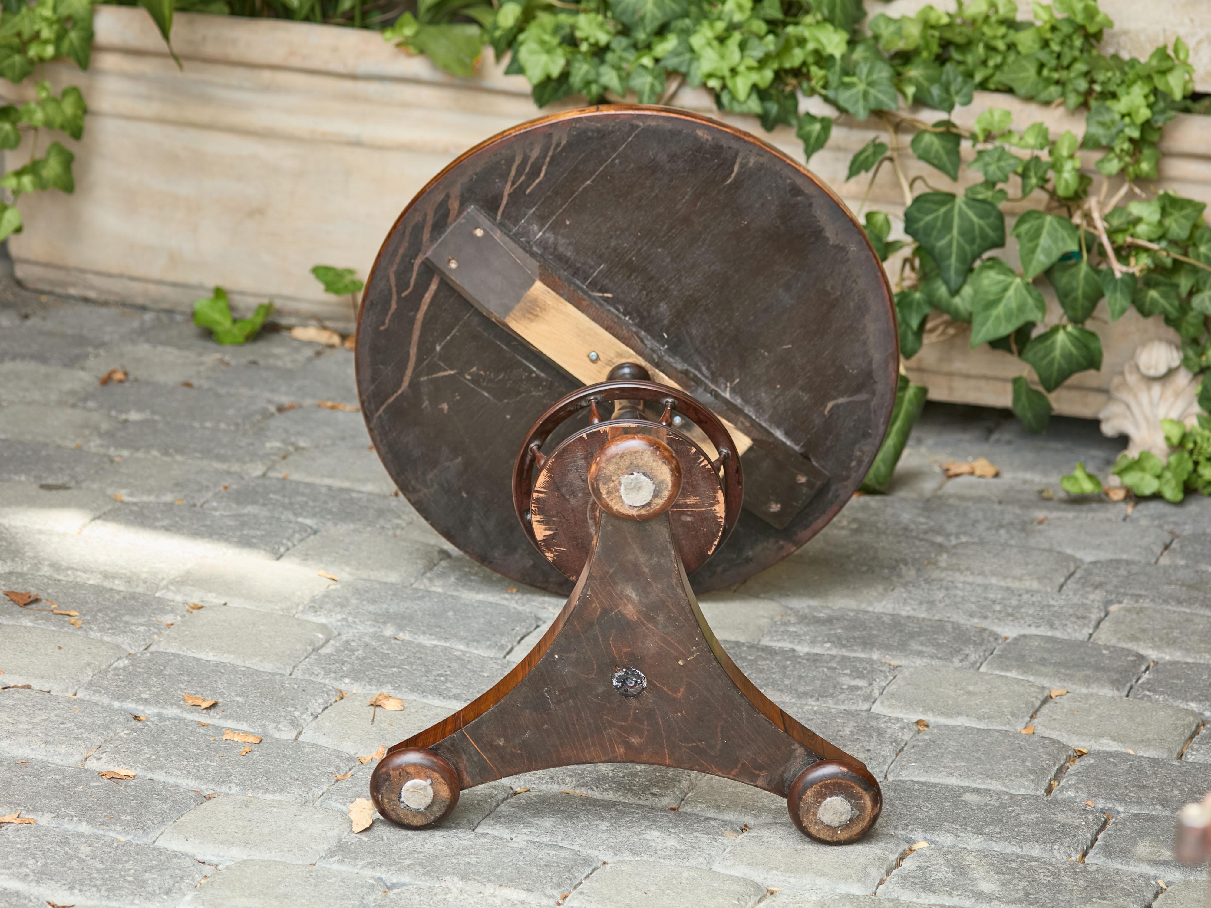 Tavolo da gioco Guéridon inglese del 1870 in palissandro con intarsi a scacchiera in vendita 3