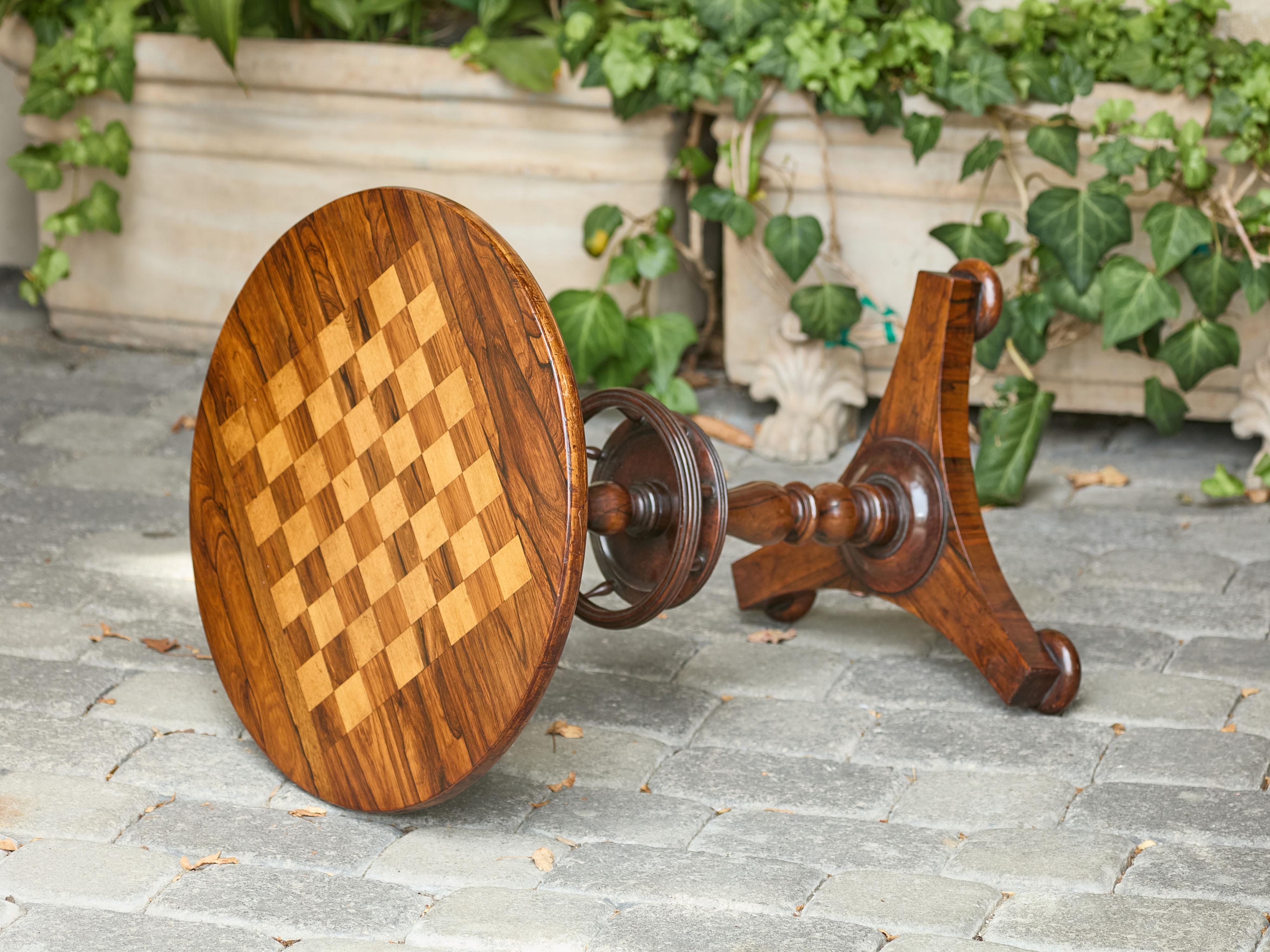 Tavolo da gioco Guéridon inglese del 1870 in palissandro con intarsi a scacchiera in vendita 6