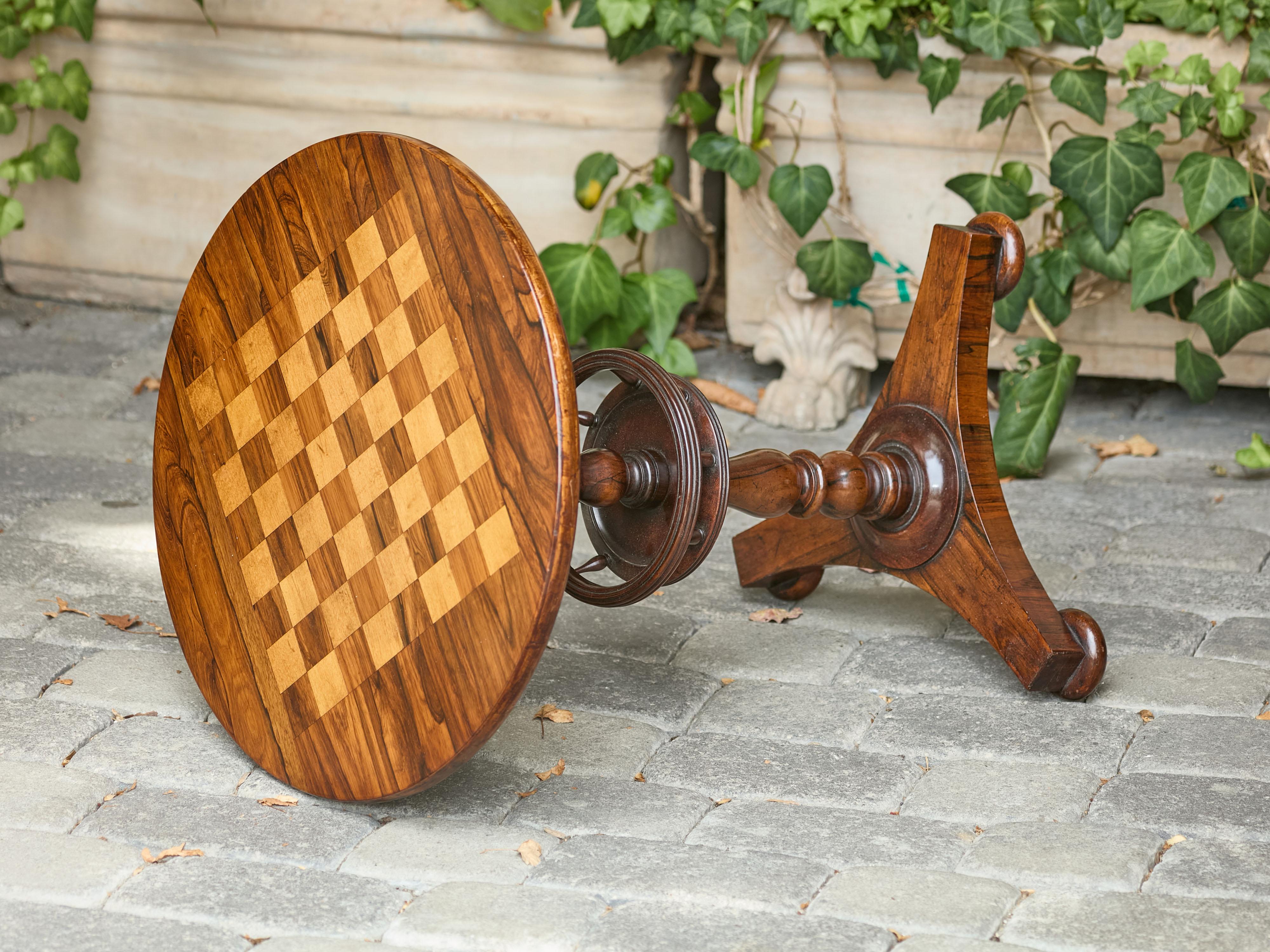 Tavolo da gioco Guéridon inglese del 1870 in palissandro con intarsi a scacchiera in vendita 7