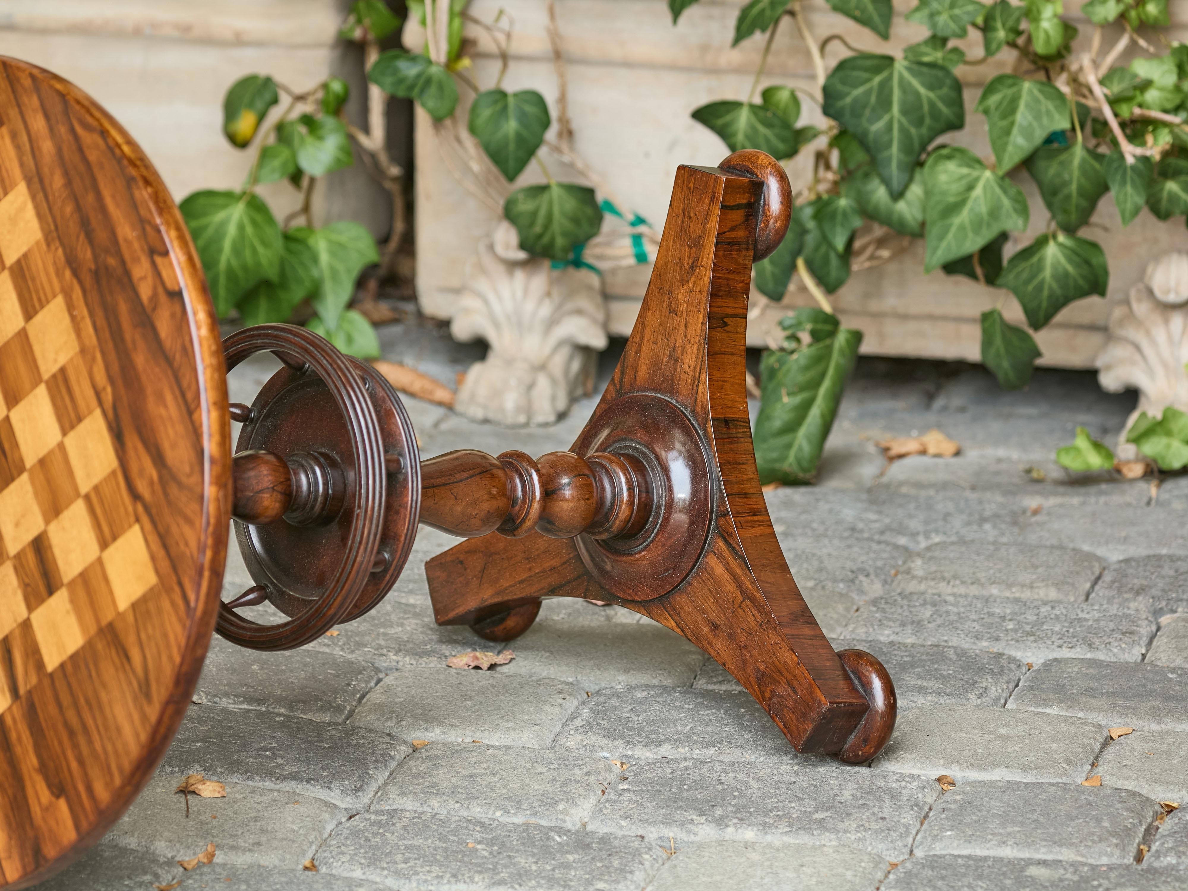 Tavolo da gioco Guéridon inglese del 1870 in palissandro con intarsi a scacchiera in vendita 8