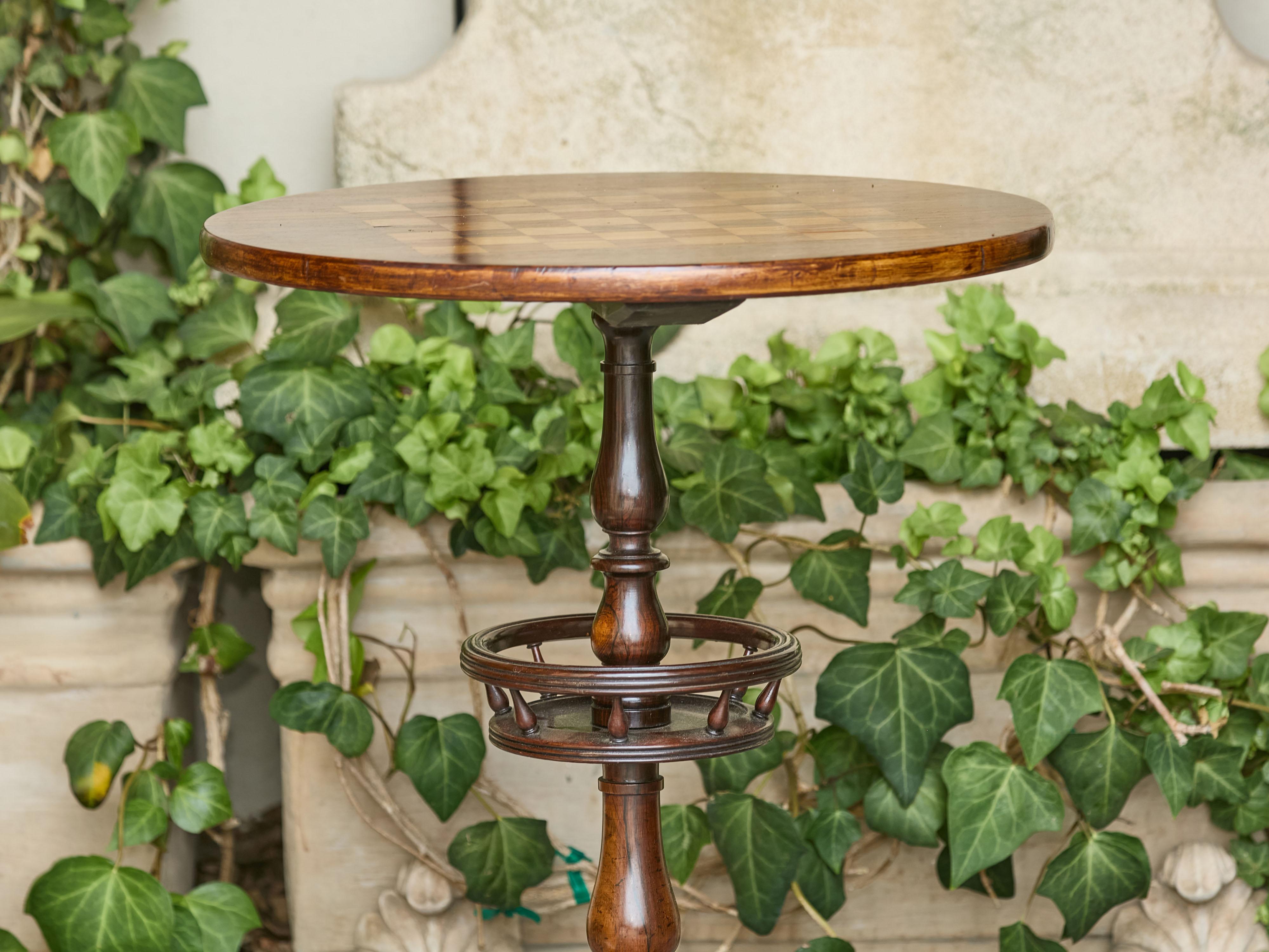 Inglese Tavolo da gioco Guéridon inglese del 1870 in palissandro con intarsi a scacchiera in vendita