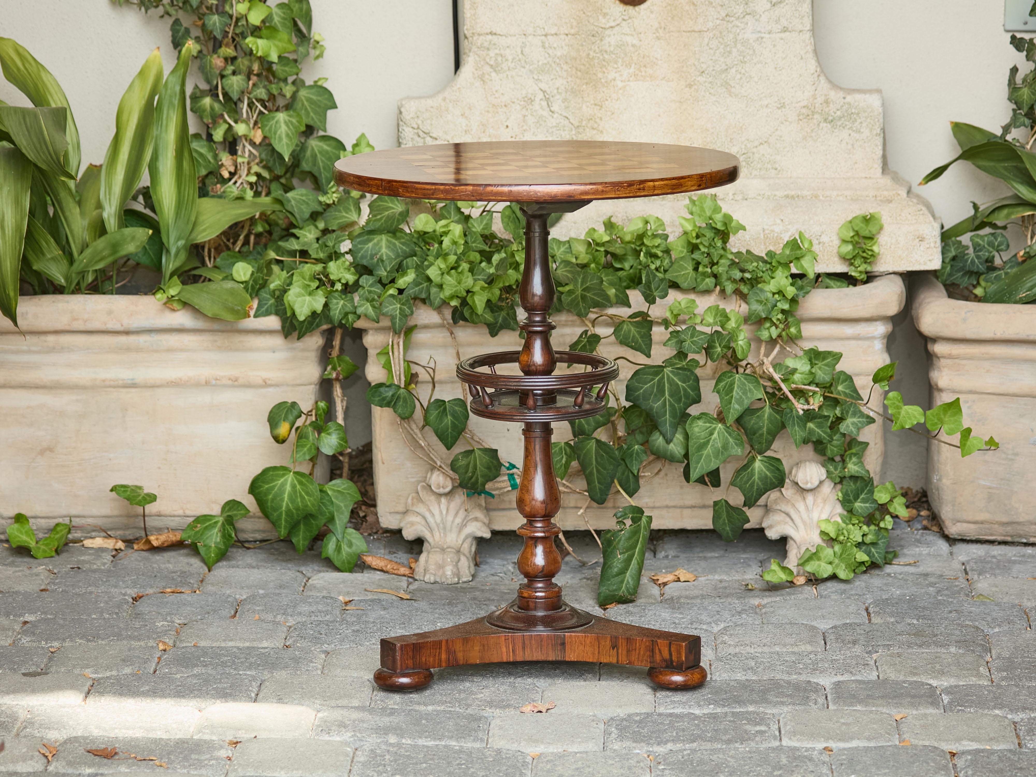 Intarsio Tavolo da gioco Guéridon inglese del 1870 in palissandro con intarsi a scacchiera in vendita