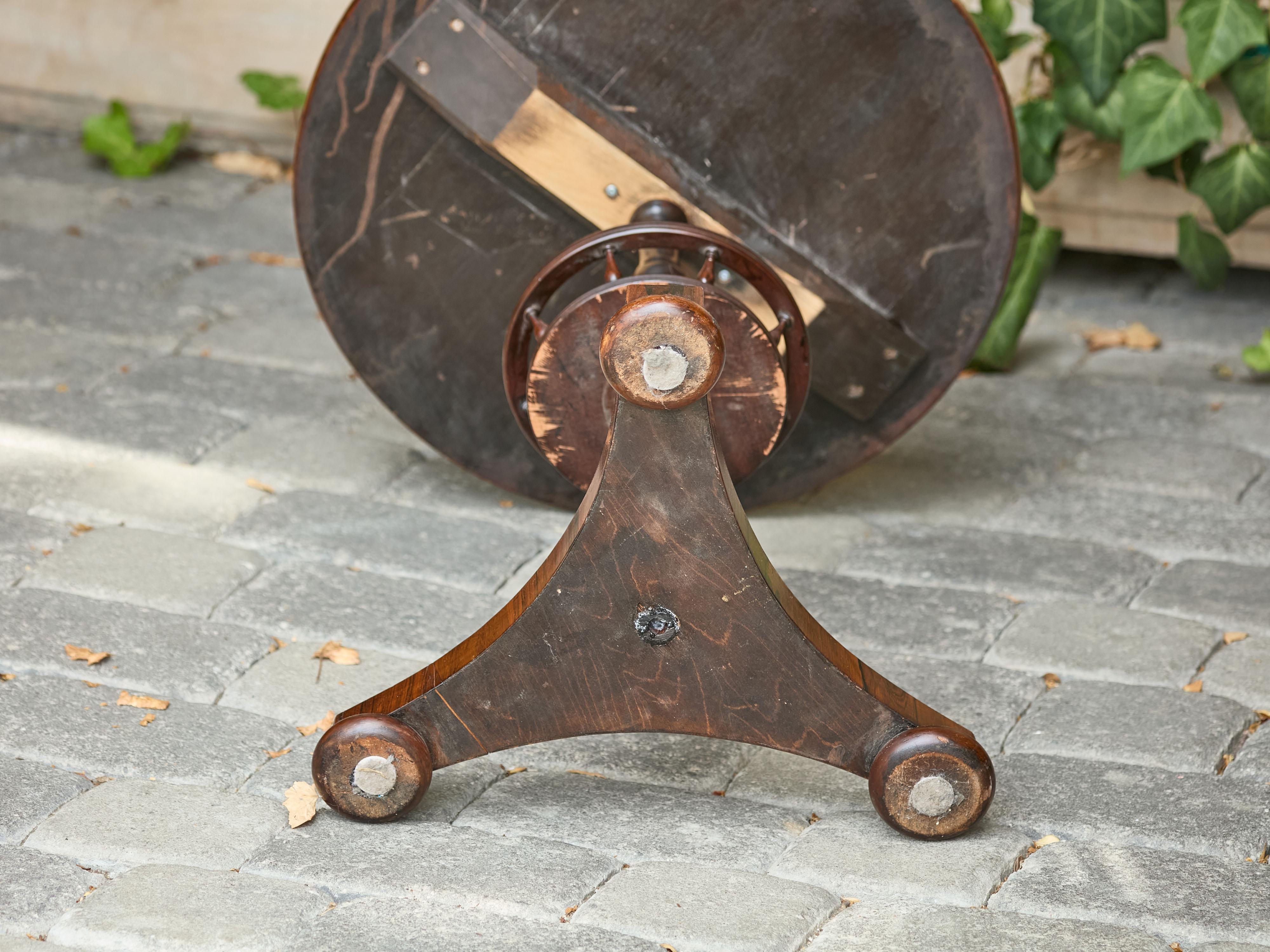Tavolo da gioco Guéridon inglese del 1870 in palissandro con intarsi a scacchiera in vendita 1