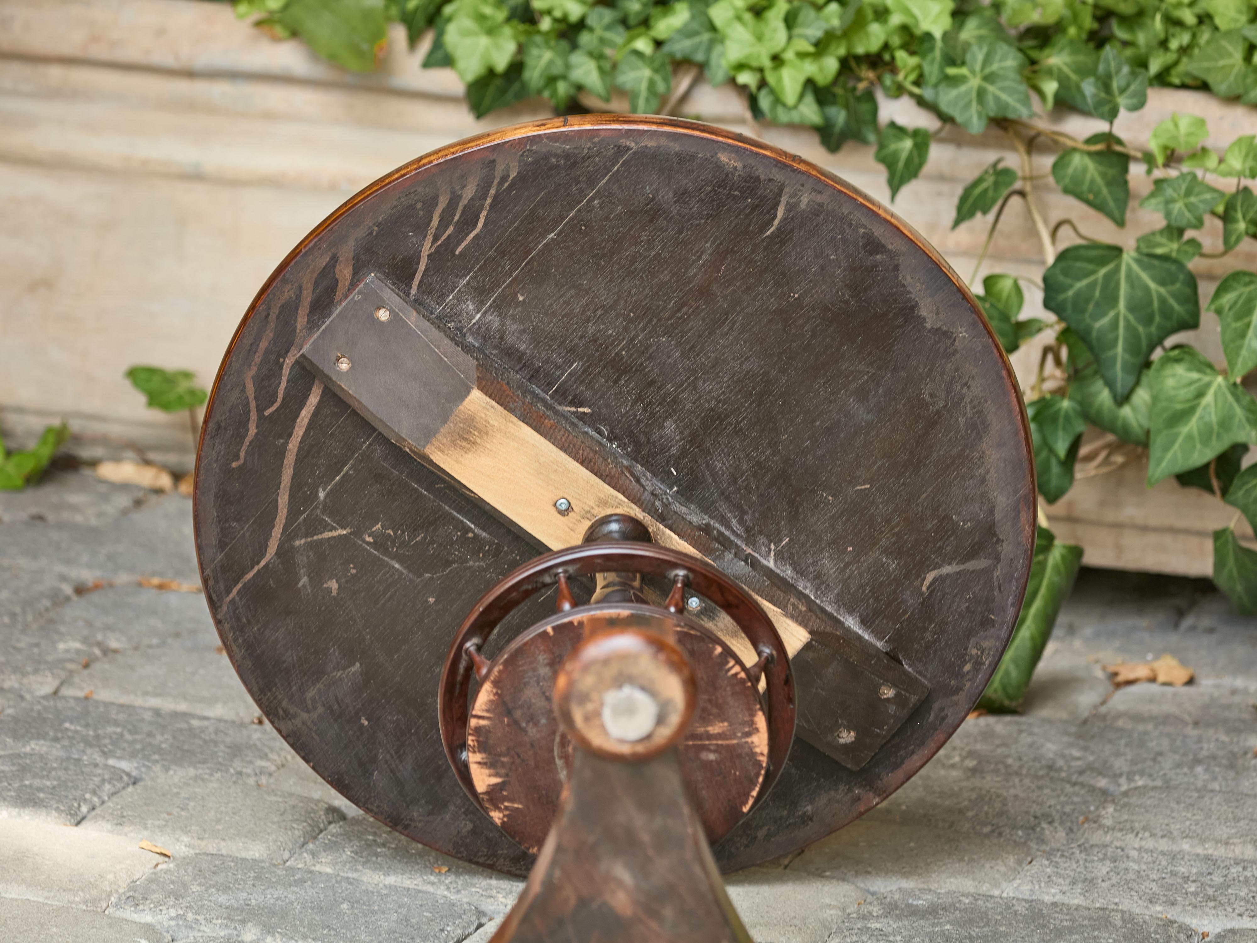 Tavolo da gioco Guéridon inglese del 1870 in palissandro con intarsi a scacchiera in vendita 2