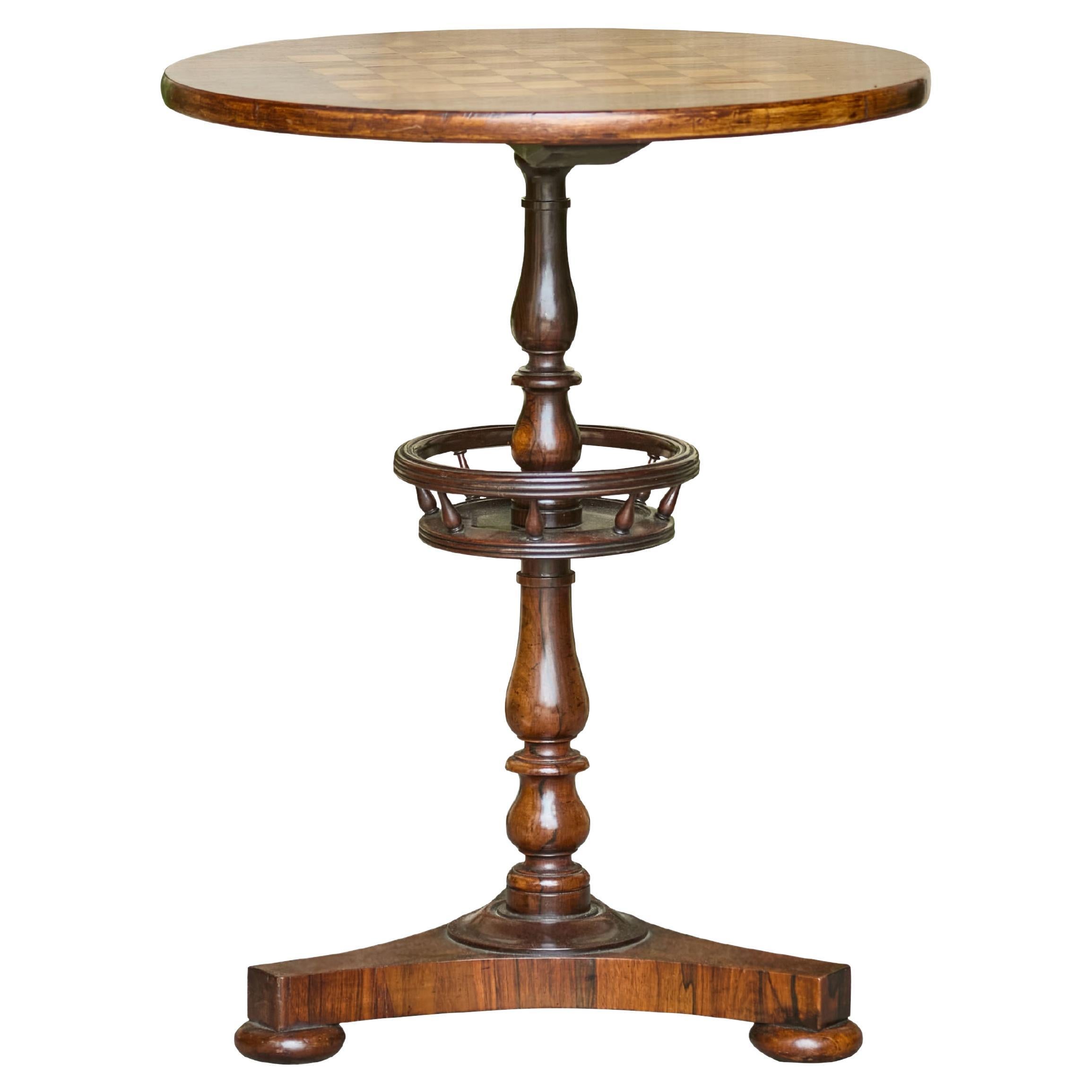 Tavolo da gioco Guéridon inglese del 1870 in palissandro con intarsi a scacchiera