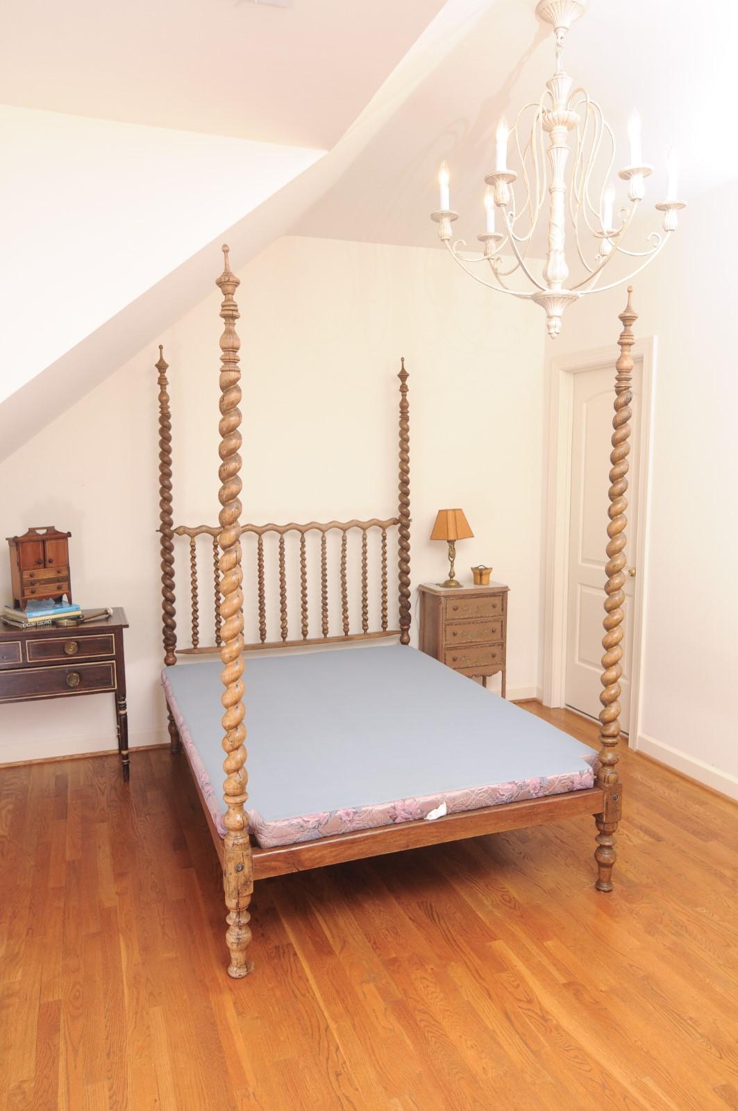 English 1870s Walnut Barley Twist Four-Poster Bed with Carved Toupie Finials In Good Condition In Atlanta, GA