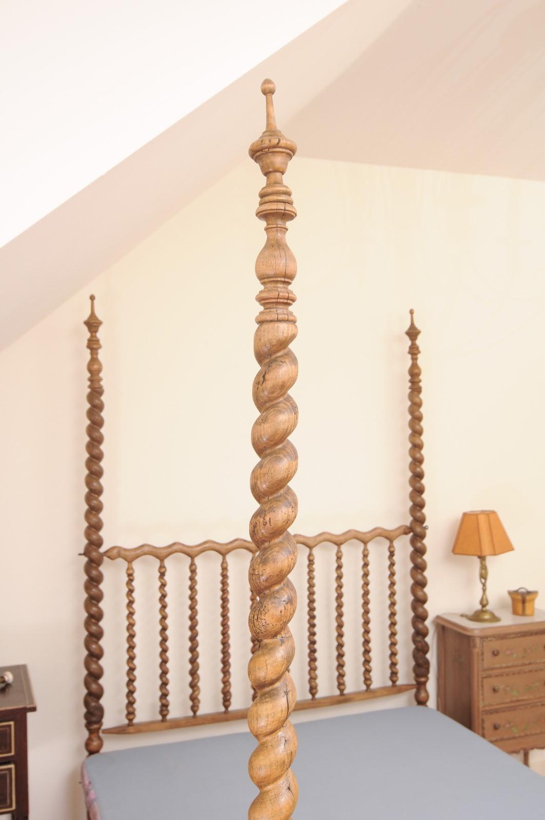 English 1870s Walnut Barley Twist Four-Poster Bed with Carved Toupie Finials 1