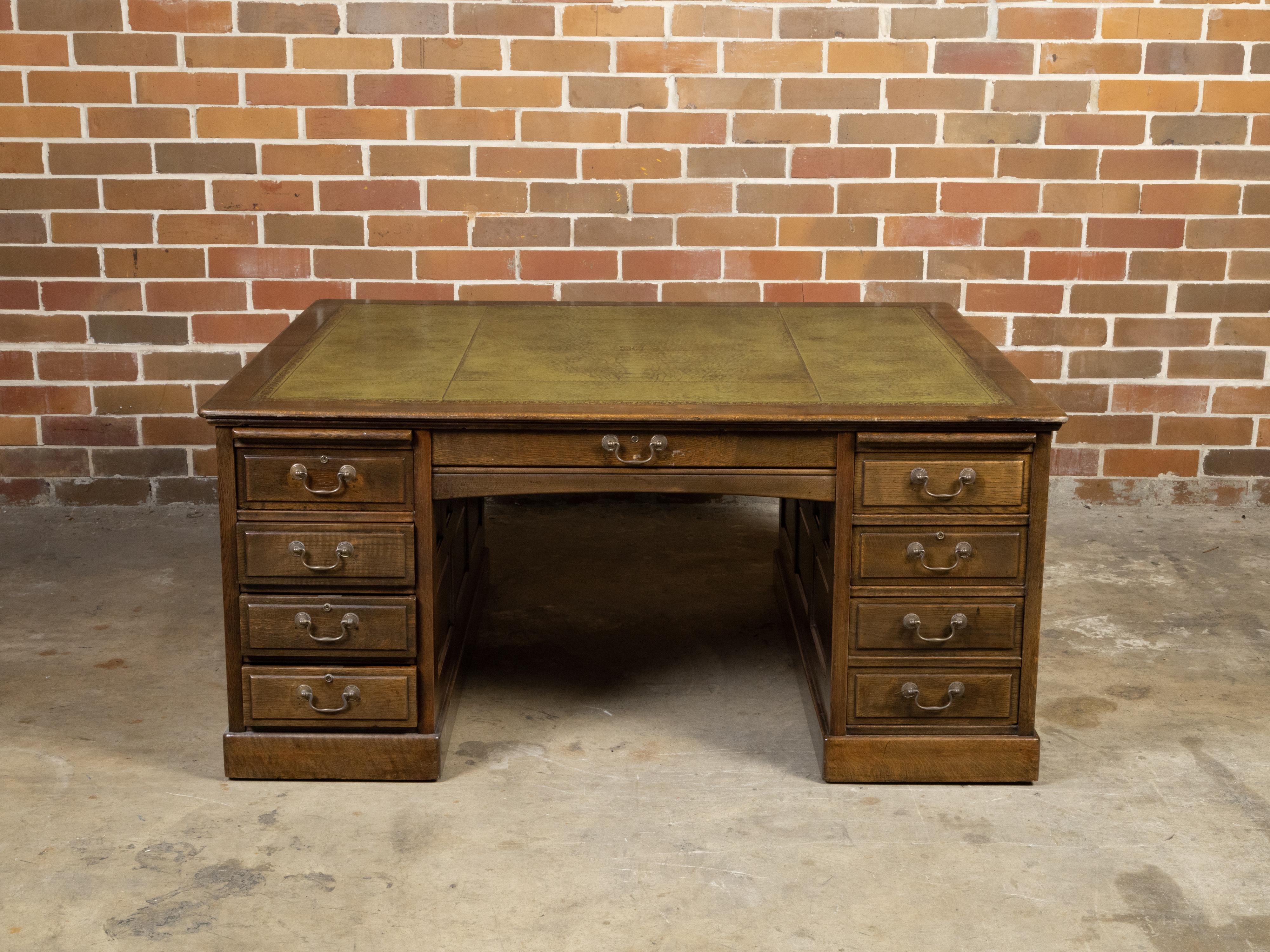 Bureau de partenaire anglais des années 1870 en bois et cuir vert avec plusieurs tiroirs en vente 4