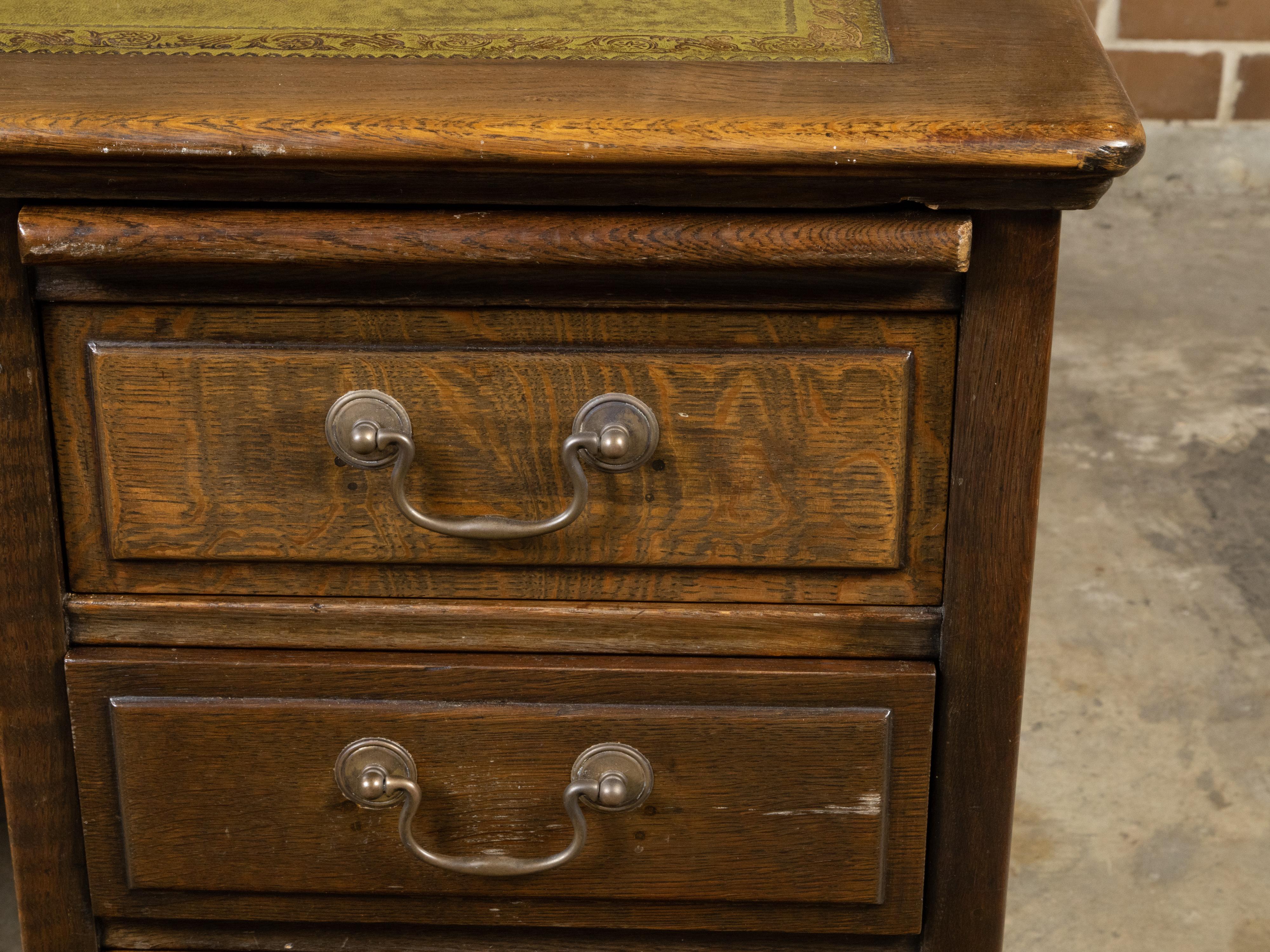 Bureau de partenaire anglais des années 1870 en bois et cuir vert avec plusieurs tiroirs en vente 7