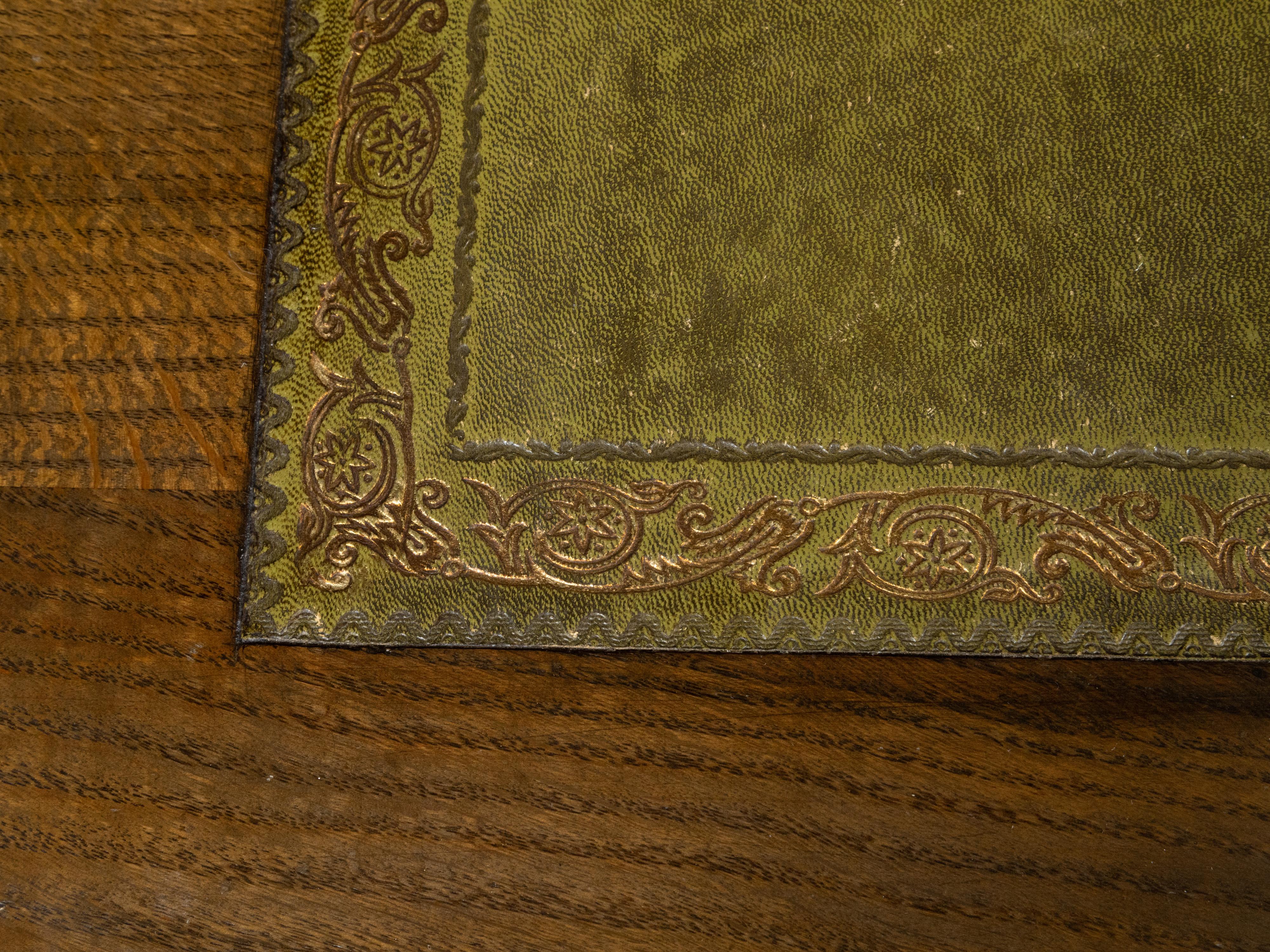 Bureau de partenaire anglais des années 1870 en bois et cuir vert avec plusieurs tiroirs en vente 8