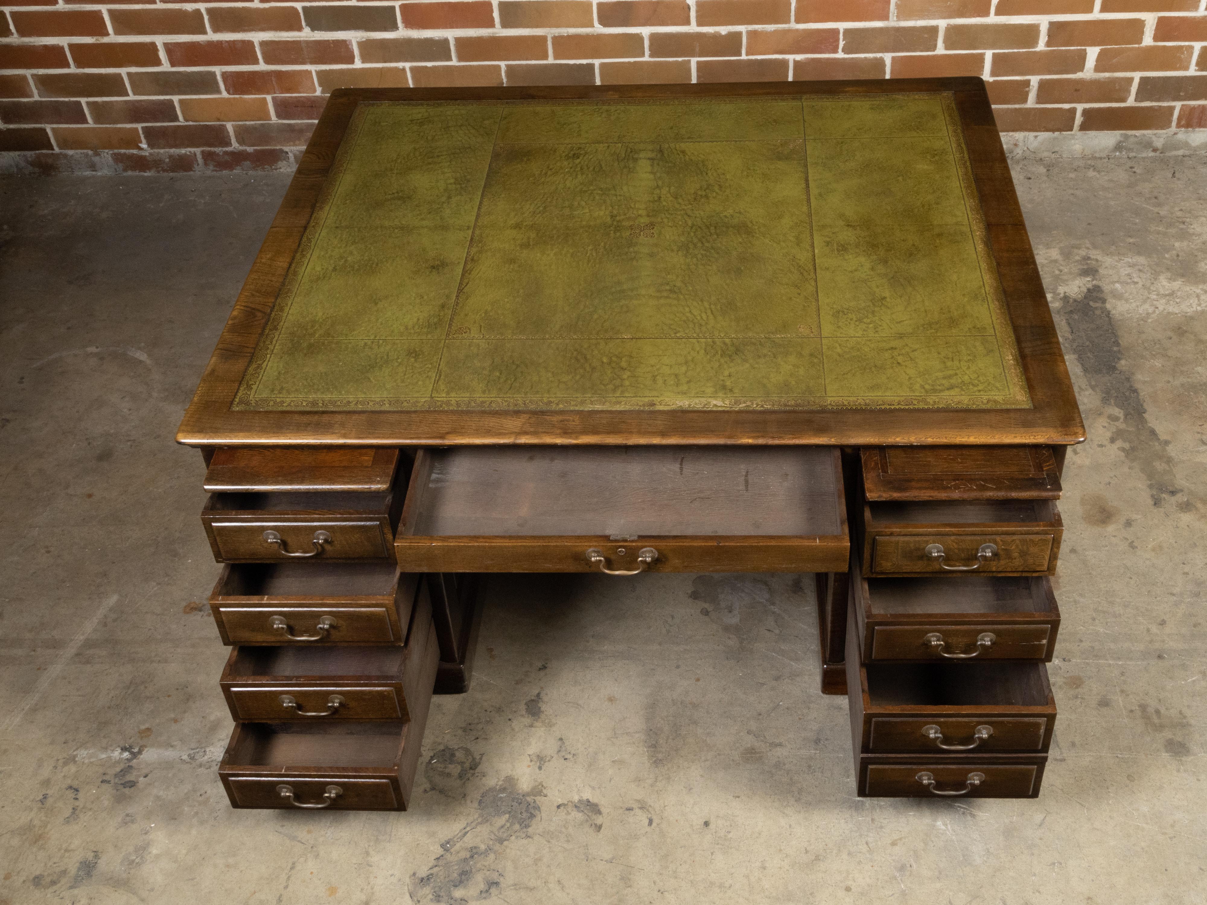 Bureau de partenaire anglais des années 1870 en bois et cuir vert avec plusieurs tiroirs Bon état - En vente à Atlanta, GA