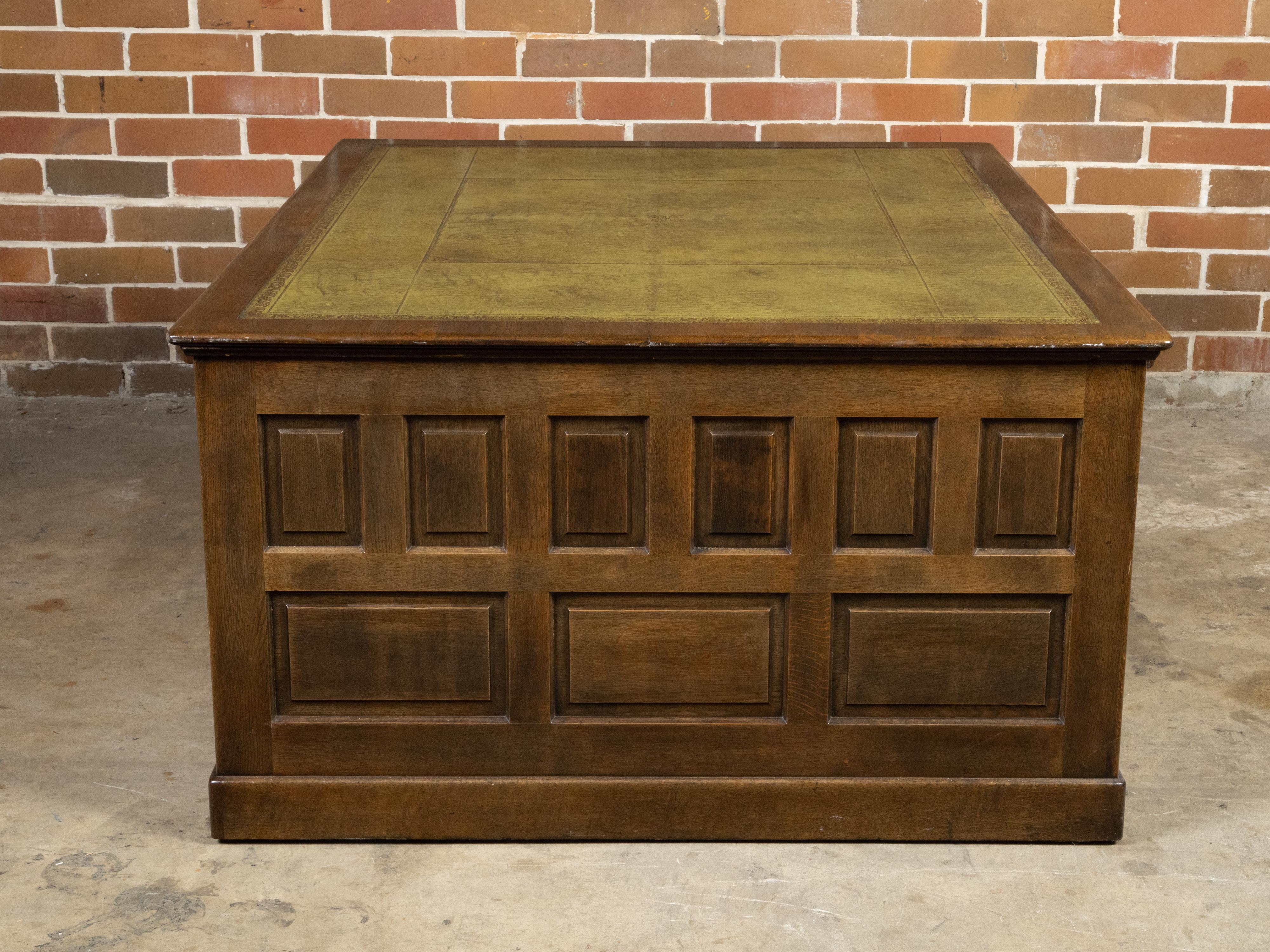 Bureau de partenaire anglais des années 1870 en bois et cuir vert avec plusieurs tiroirs en vente 1