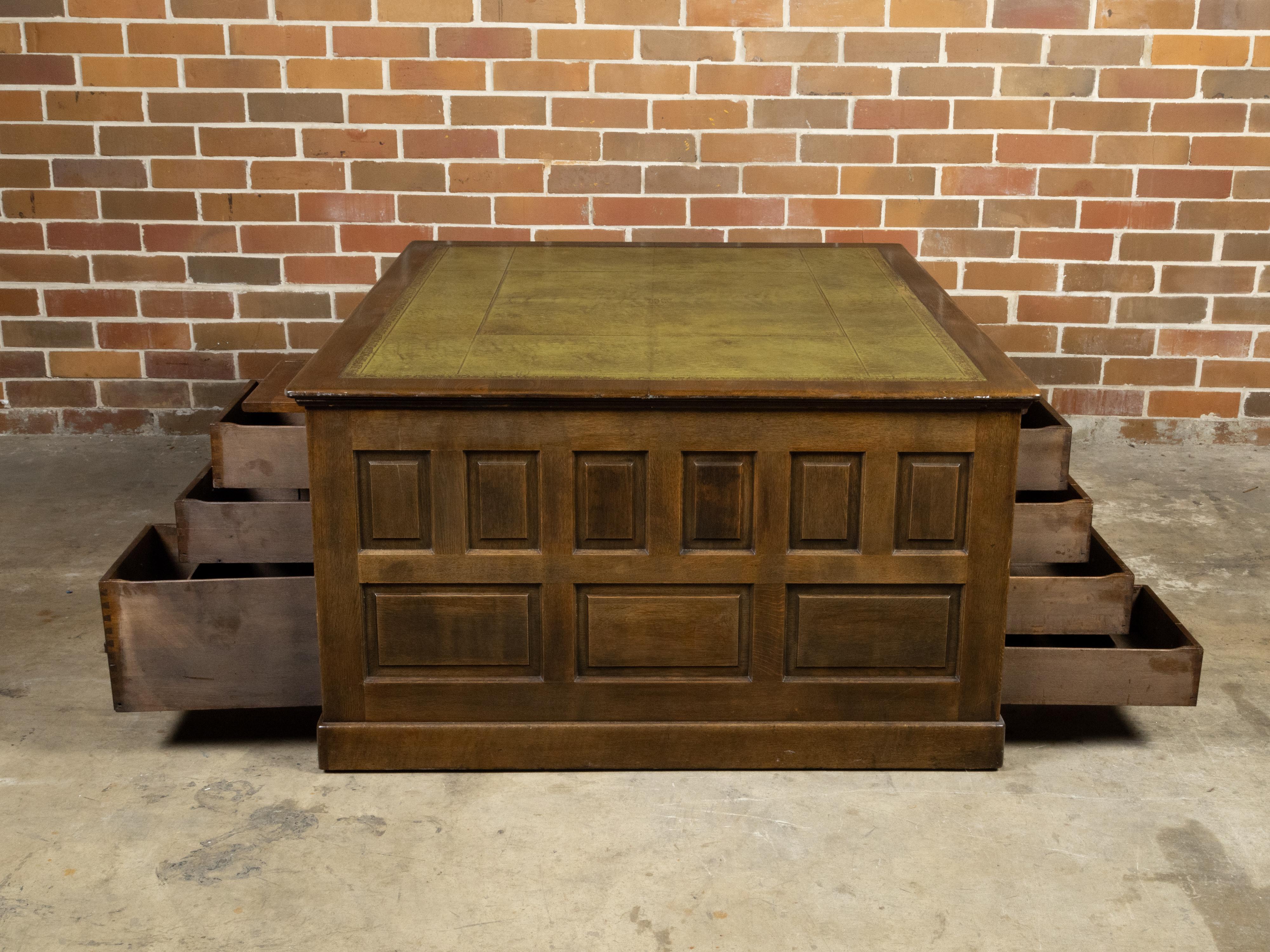 Bureau de partenaire anglais des années 1870 en bois et cuir vert avec plusieurs tiroirs en vente 3