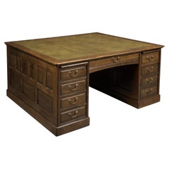 Bureau de partenaire anglais des années 1870 en bois et cuir vert avec plusieurs tiroirs