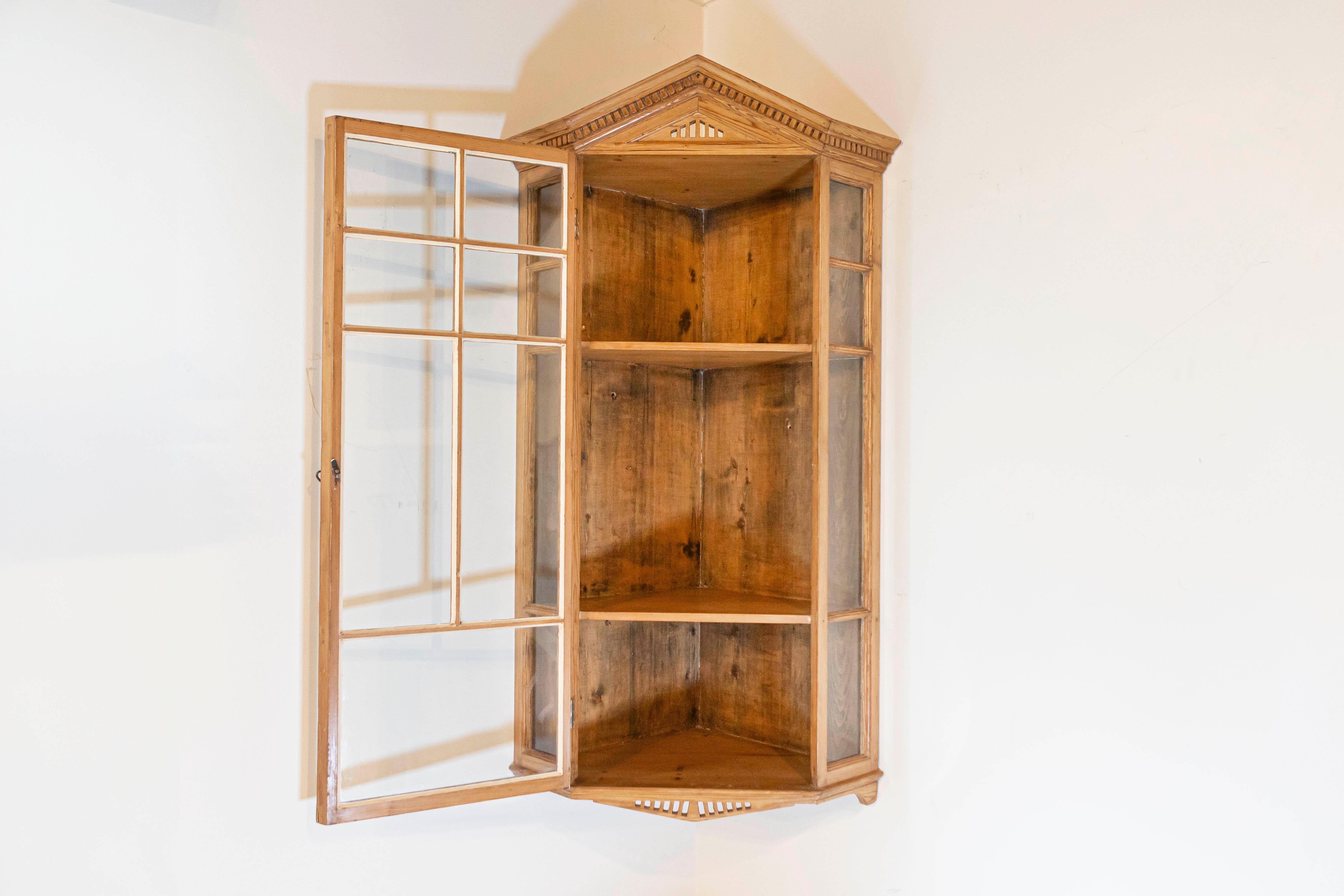 Armario esquinero colgante inglés de pino de la década de 1875 con frontón puntiagudo y puertas de cristal Inglés en venta
