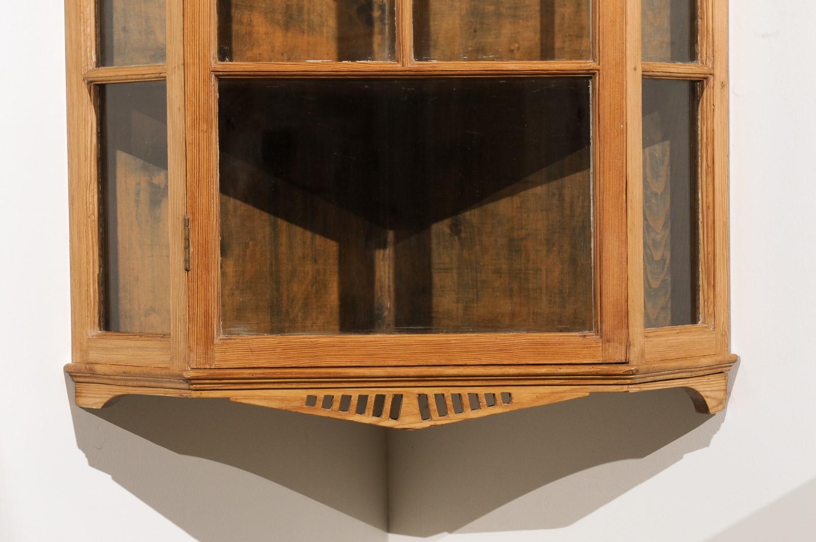 Anglais Armoire d'angle suspendue en pin des années 1875 avec fronton pointu et portes en verre en vente