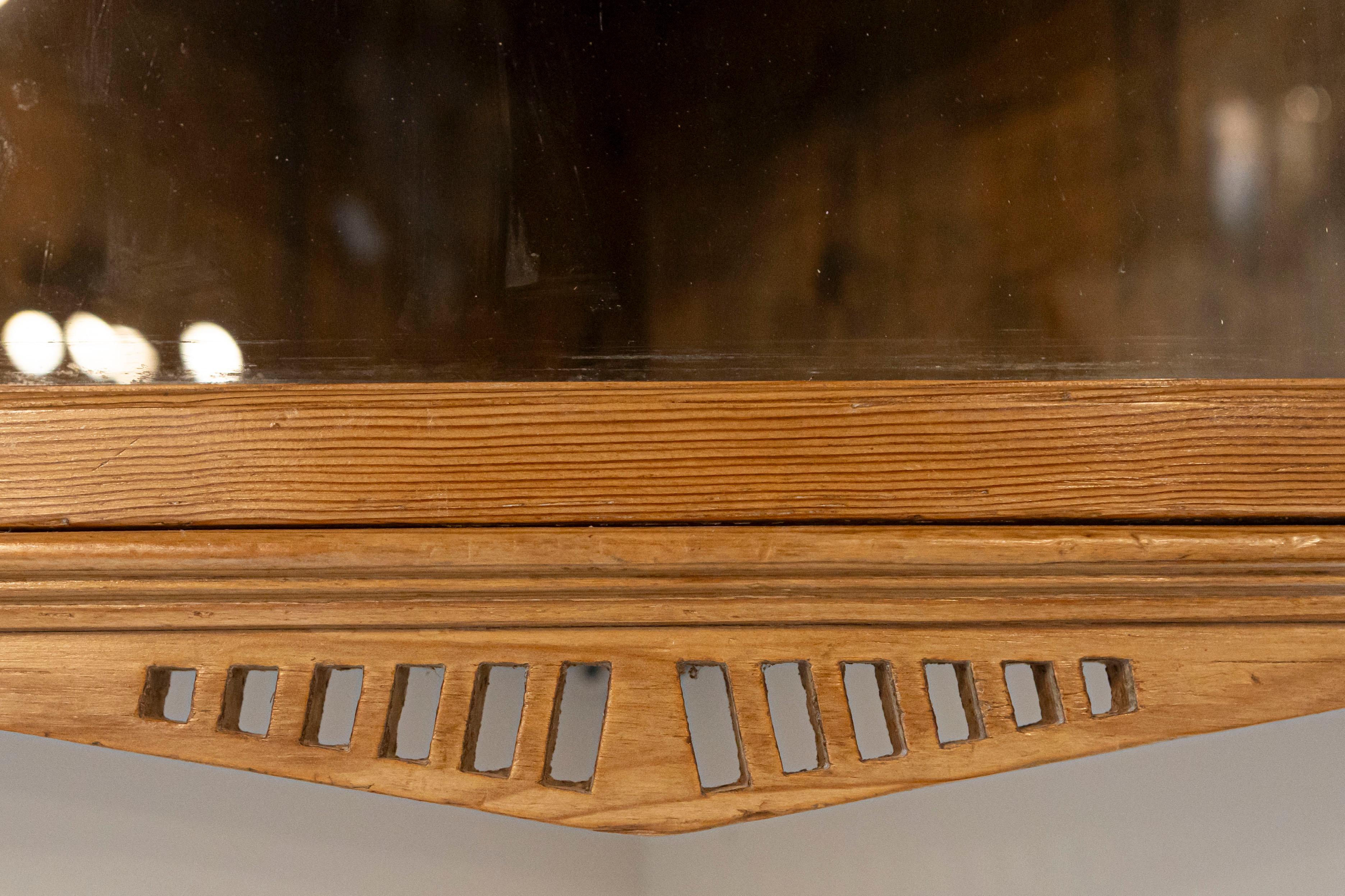 Armario esquinero colgante inglés de pino de la década de 1875 con frontón puntiagudo y puertas de cristal en Bueno estado para la venta en Atlanta, GA